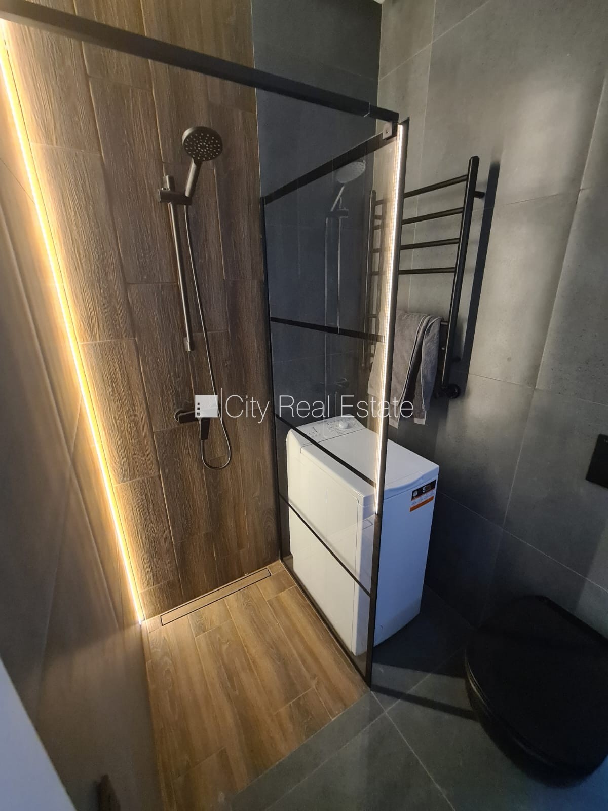 Sludinājumi. Fasādes māja, renovēta māja, slēgts pagalms, ieeja no ielas un pagalma, kāpņu telpa pēc kapitālā Cena: 400 EUR/mēn Foto #10