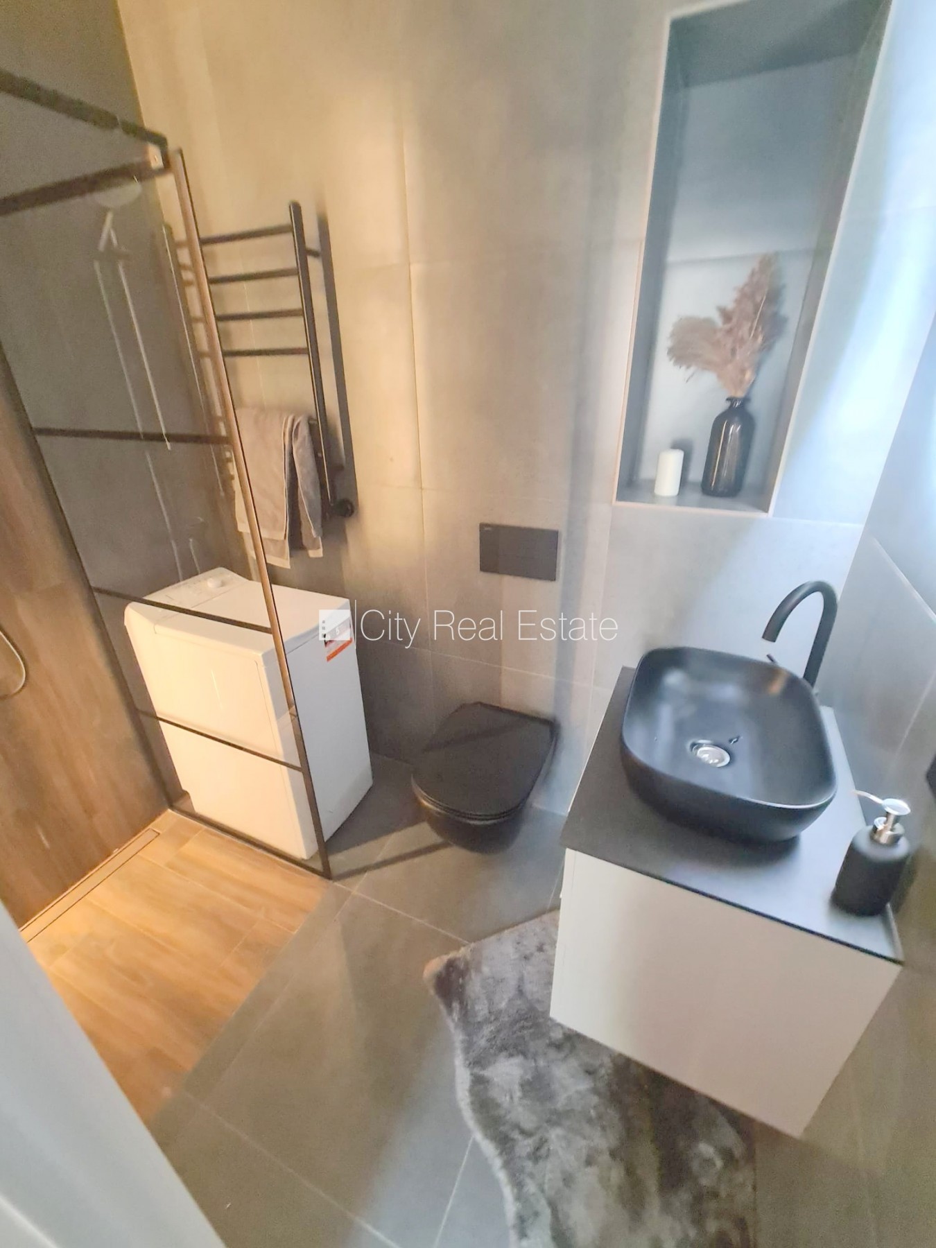 Sludinājumi. Fasādes māja, renovēta māja, slēgts pagalms, ieeja no ielas un pagalma, kāpņu telpa pēc kapitālā Cena: 370 EUR/mēn Foto #4