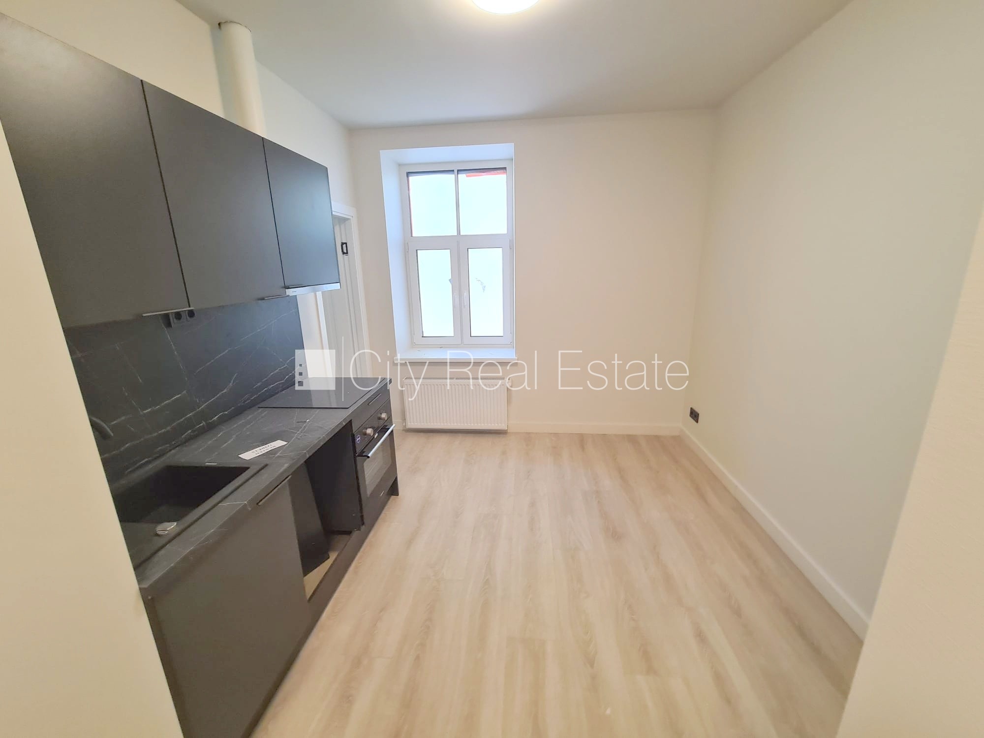 Sludinājumi. Pagalma ēka, renovēta māja, slēgta teritorija, ieeja no ielas un pagalma, kāpņu telpa pēc kapitālā Cena: 430 EUR/mēn Foto #2