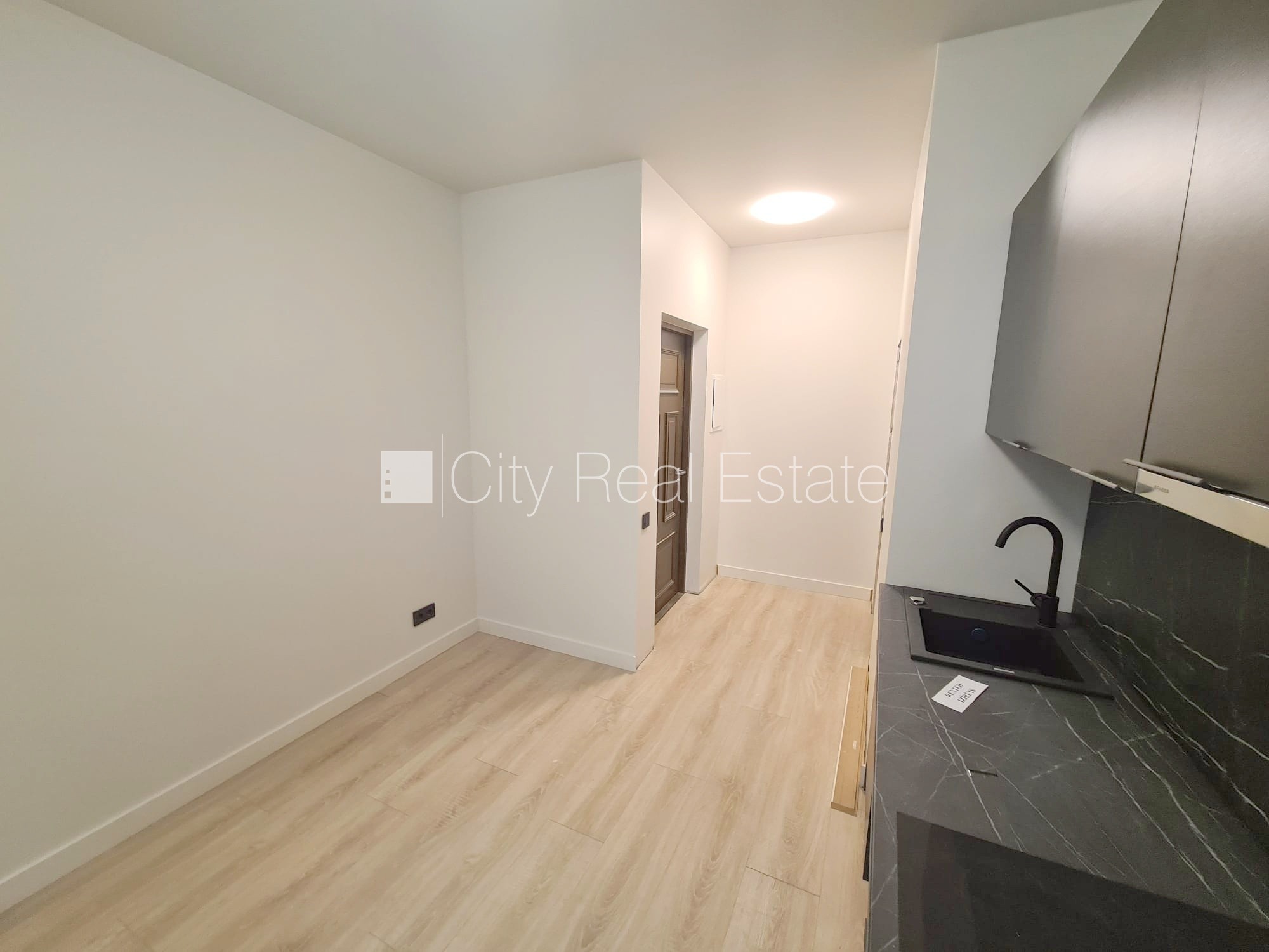 Sludinājumi. Pagalma ēka, renovēta māja, slēgta teritorija, ieeja no ielas un pagalma, kāpņu telpa pēc kapitālā Cena: 430 EUR/mēn Foto #5