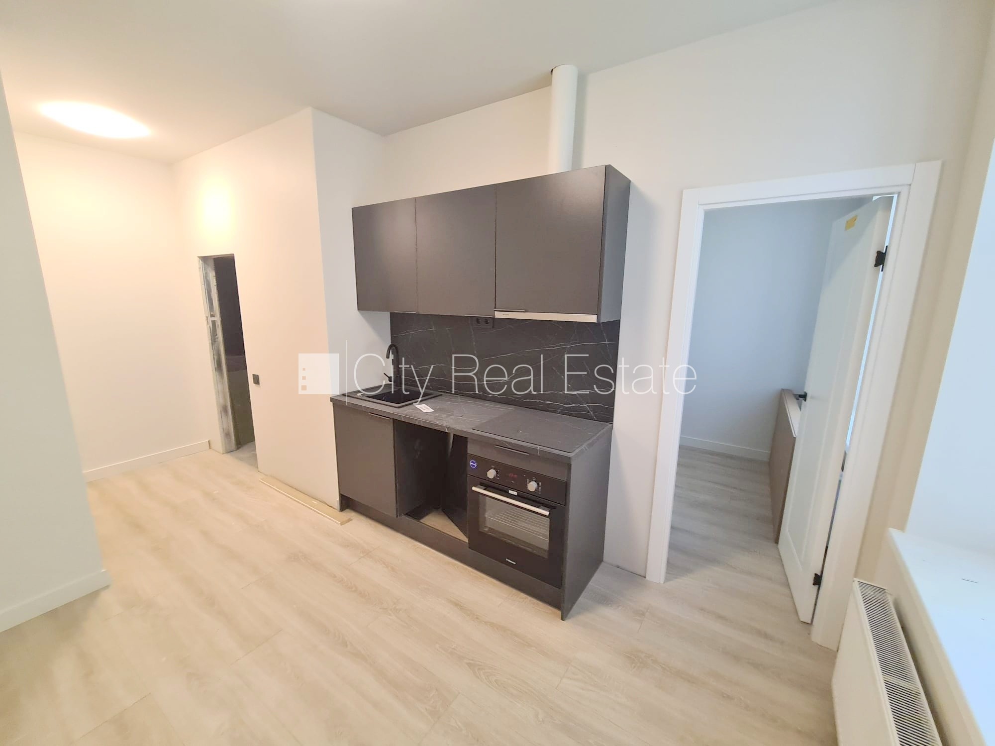 Sludinājumi. Pagalma ēka, renovēta māja, slēgta teritorija, ieeja no ielas un pagalma, kāpņu telpa pēc kapitālā Cena: 430 EUR/mēn Foto #3