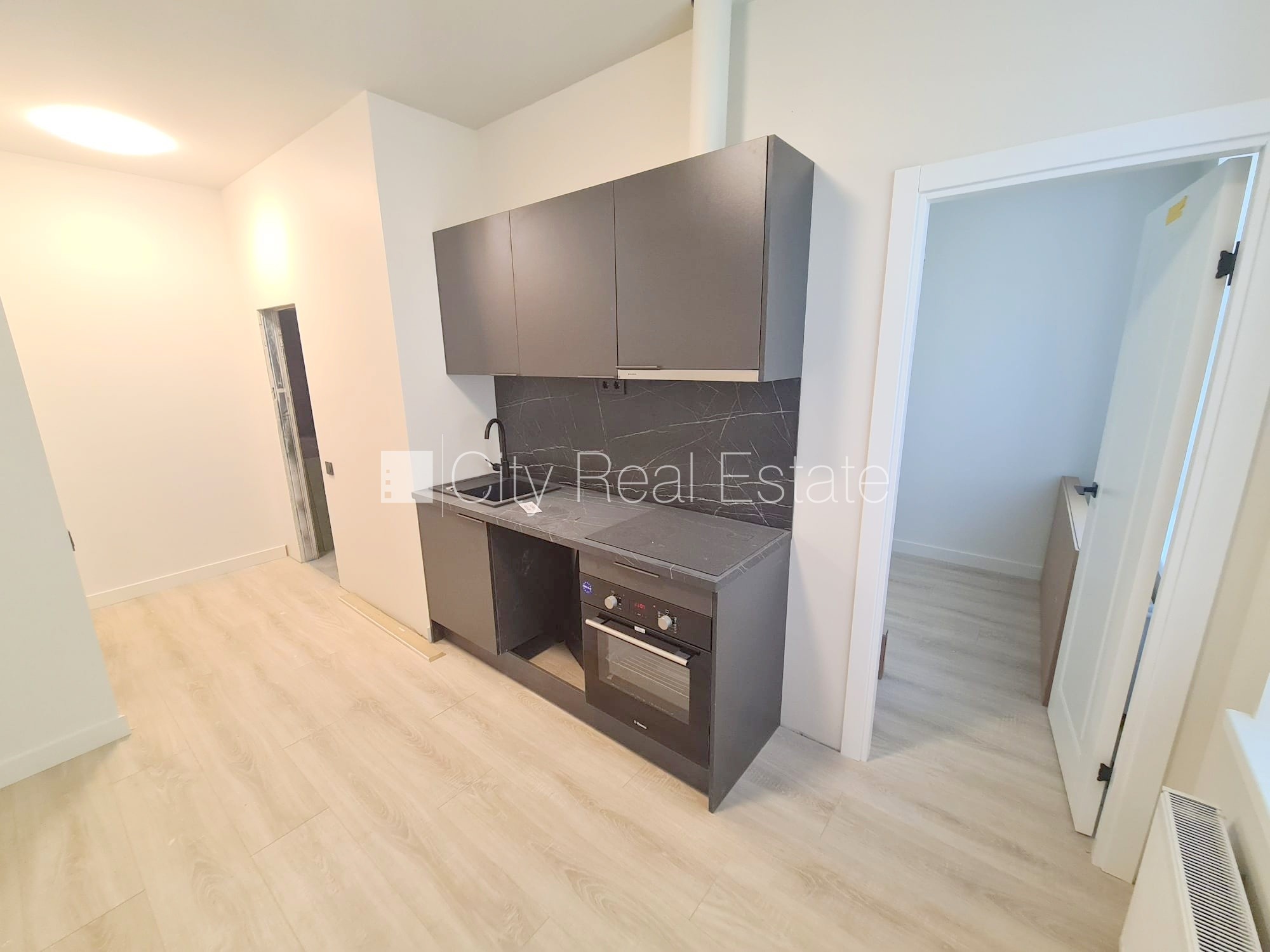 Sludinājumi. Pagalma ēka, renovēta māja, slēgta teritorija, ieeja no ielas un pagalma, kāpņu telpa pēc kapitālā Cena: 430 EUR/mēn Foto #1