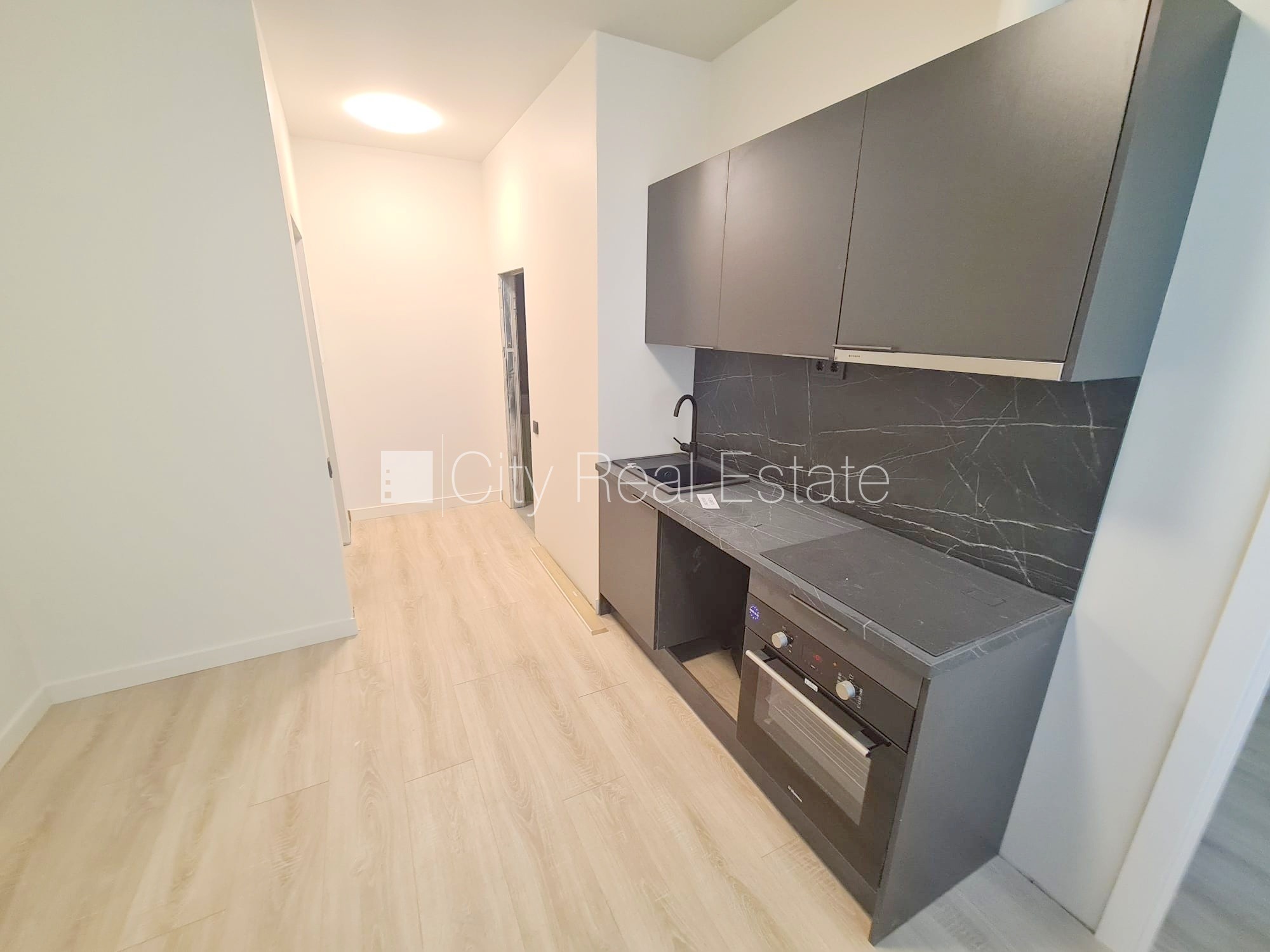 Sludinājumi. Pagalma ēka, renovēta māja, slēgta teritorija, ieeja no ielas un pagalma, kāpņu telpa pēc kapitālā Cena: 430 EUR/mēn Foto #4