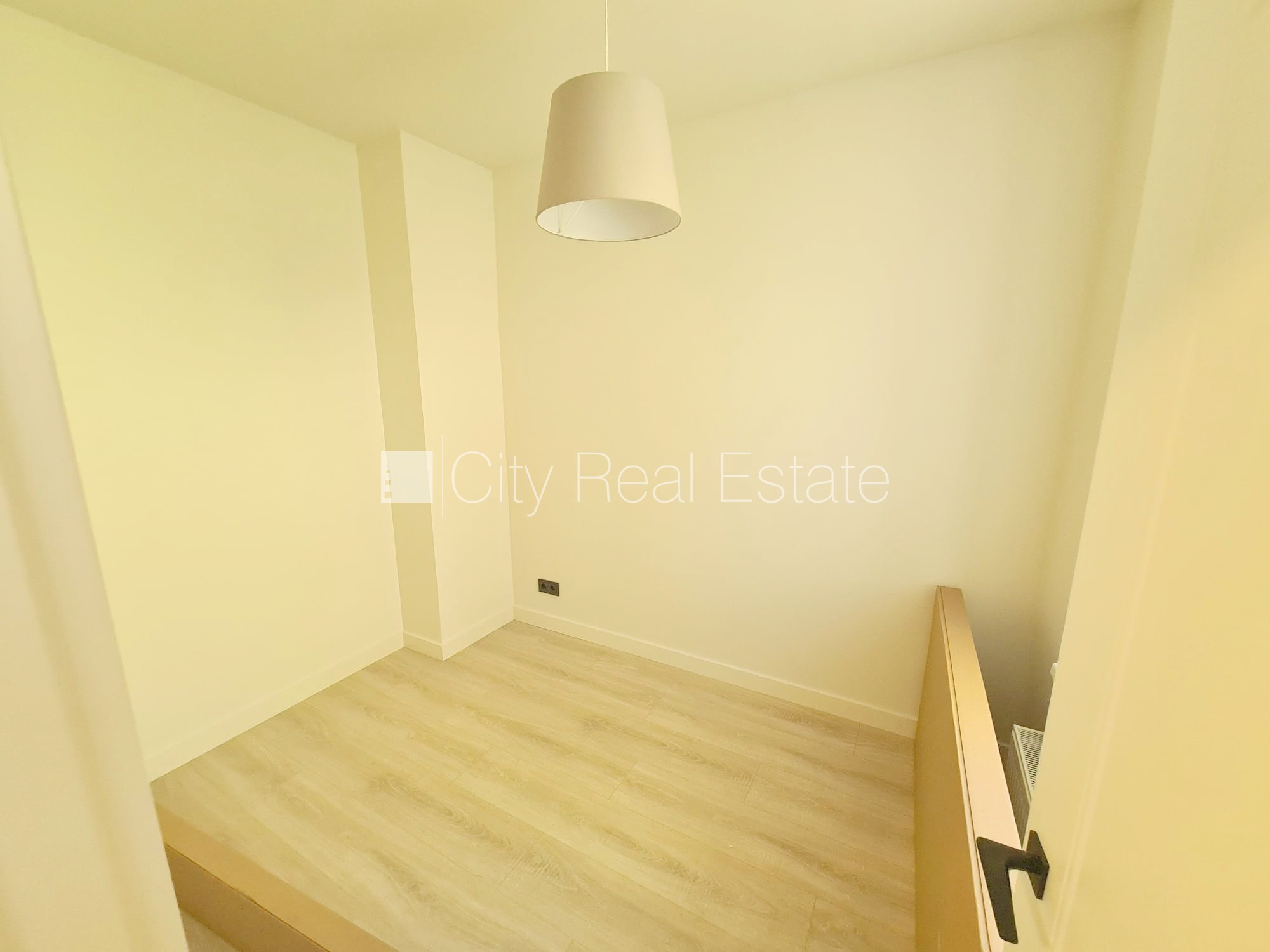 Sludinājumi. Pagalma ēka, renovēta māja, slēgta teritorija, ieeja no ielas un pagalma, kāpņu telpa pēc kapitālā Cena: 430 EUR/mēn Foto #6