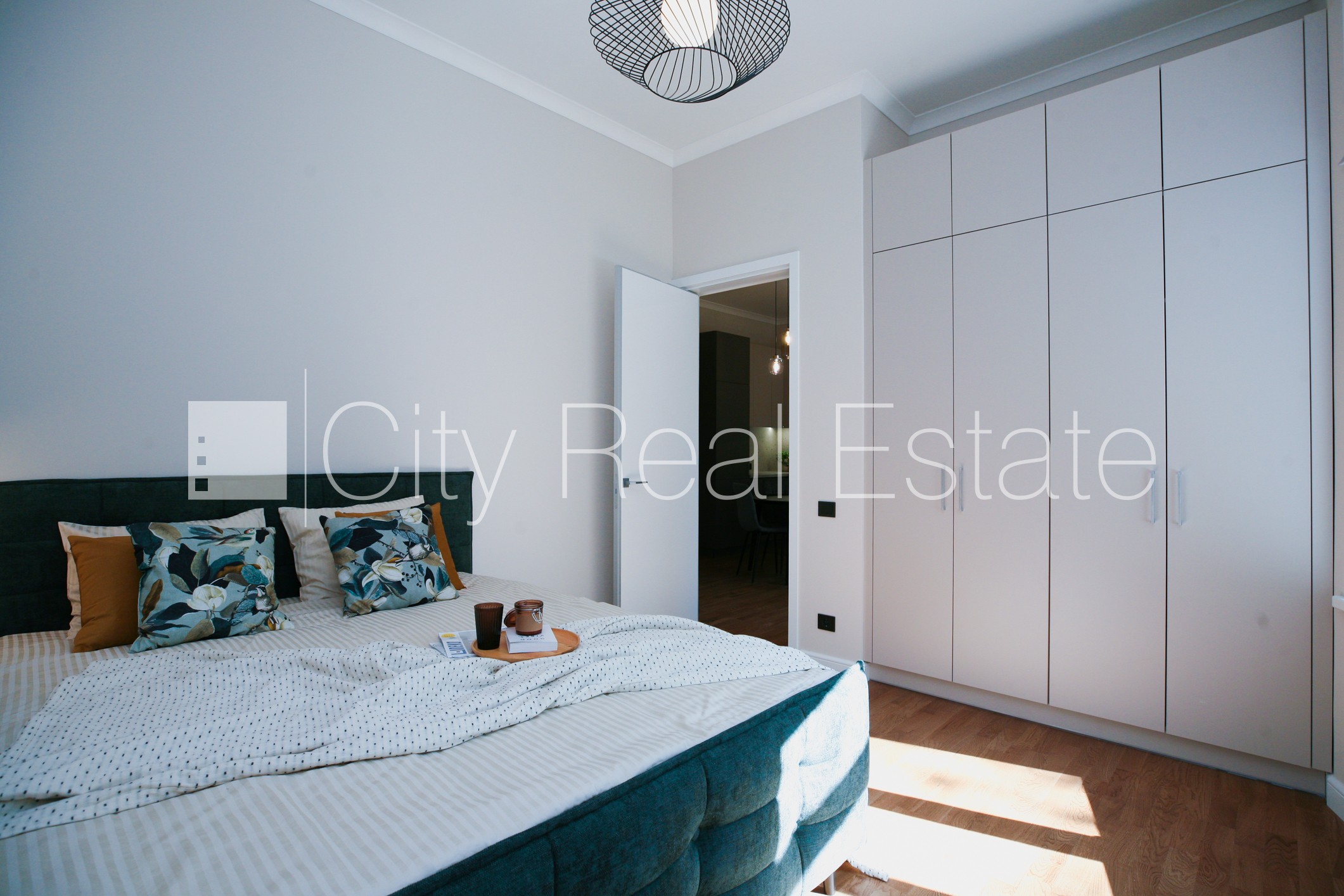 Sludinājumi. Renovēta māja, slēgts pagalms, dušas kabīne, dīvāns, divguļamā gulta, virtuves galds, krēsli, Cena: 750 EUR/mēn Foto #10