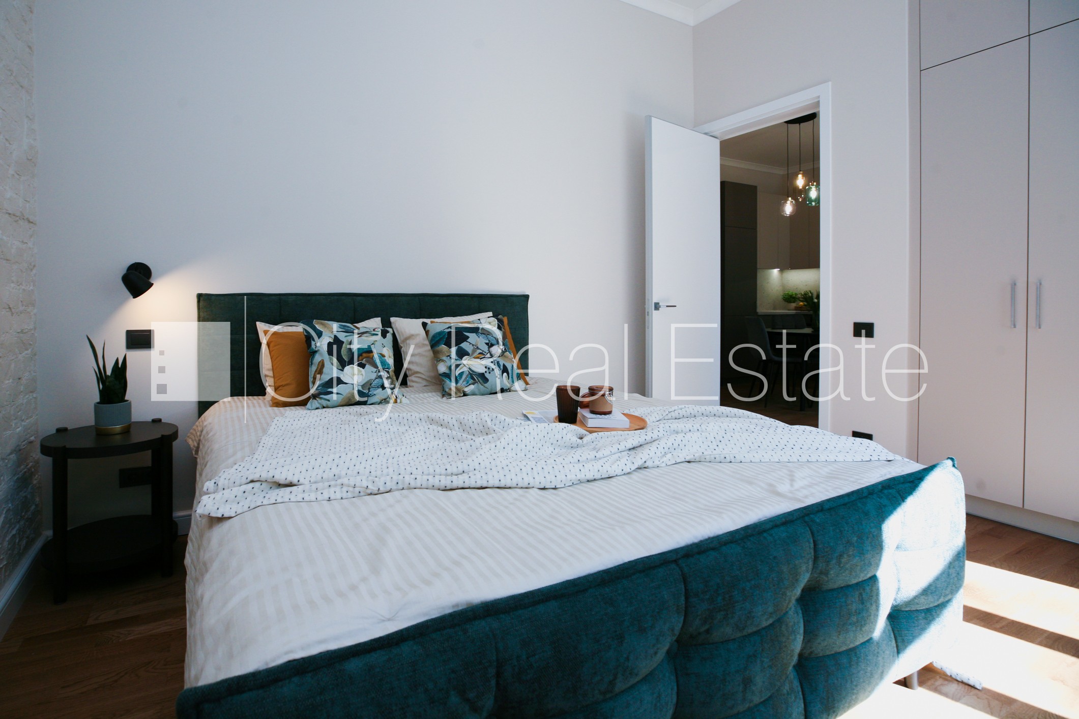 Sludinājumi. Renovēta māja, slēgts pagalms, dušas kabīne, dīvāns, divguļamā gulta, virtuves galds, krēsli, Cena: 750 EUR/mēn Foto #7