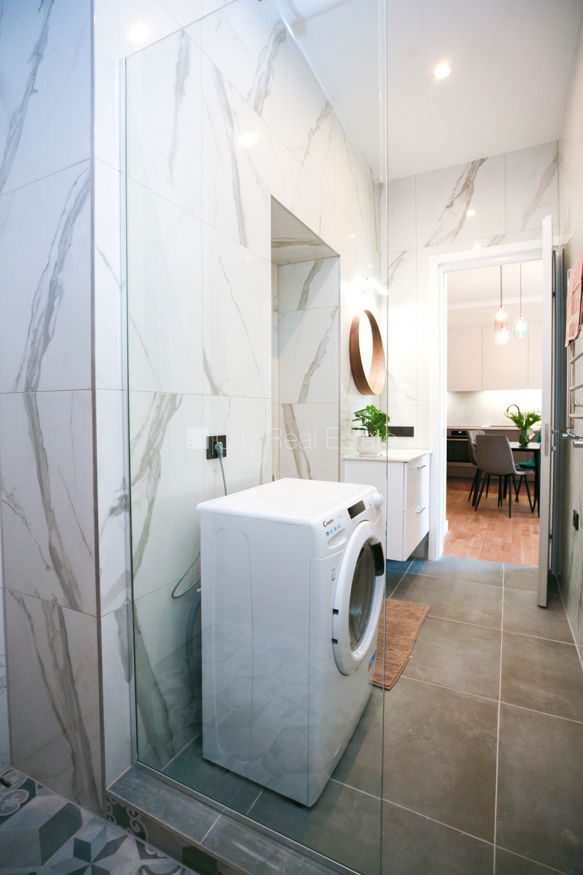 Sludinājumi. Renovēta māja, slēgts pagalms, dušas kabīne, dīvāns, divguļamā gulta, virtuves galds, krēsli, Cena: 750 EUR/mēn Foto #11