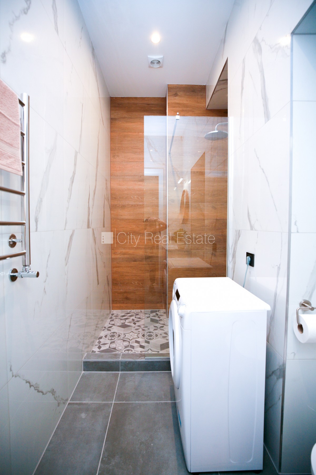 Sludinājumi. Renovēta māja, slēgts pagalms, dušas kabīne, dīvāns, divguļamā gulta, virtuves galds, krēsli, Cena: 750 EUR/mēn Foto #12