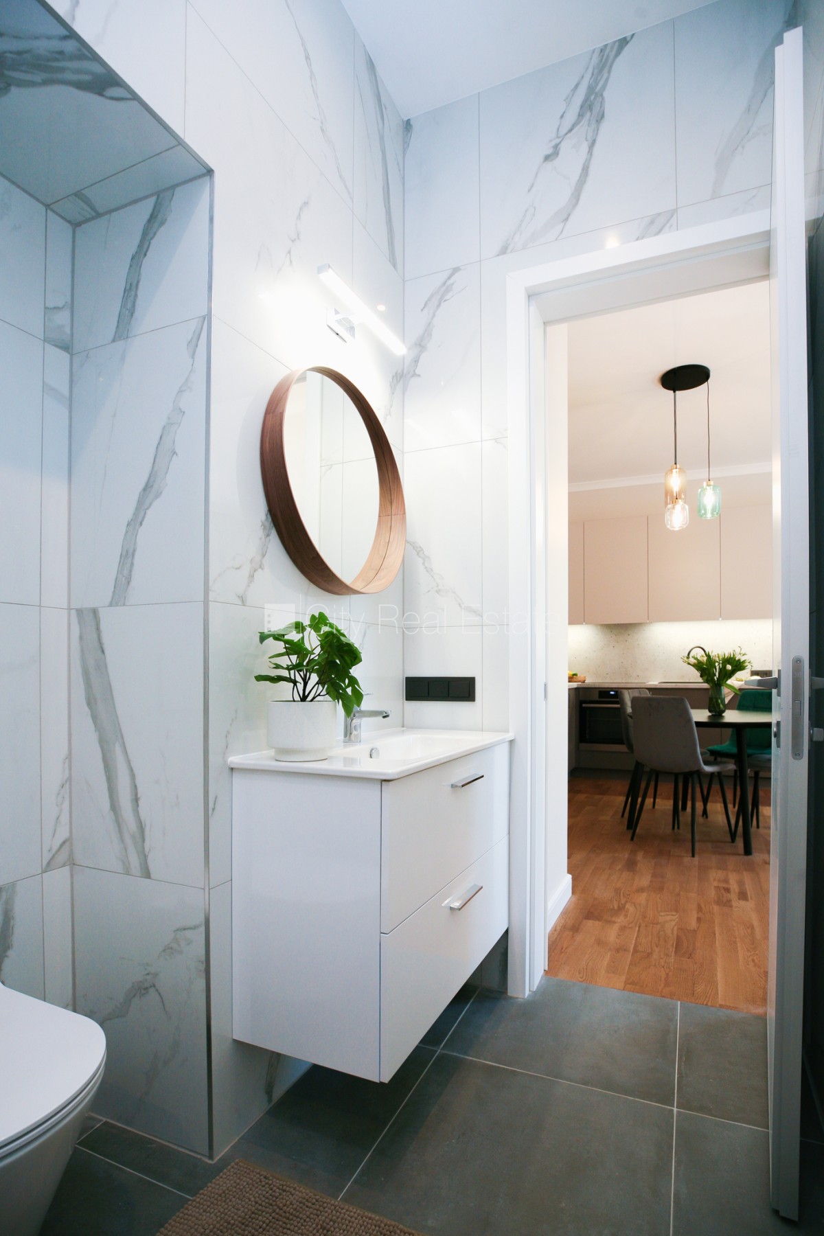 Sludinājumi. Renovēta māja, slēgts pagalms, dušas kabīne, dīvāns, divguļamā gulta, virtuves galds, krēsli, Cena: 750 EUR/mēn Foto #13