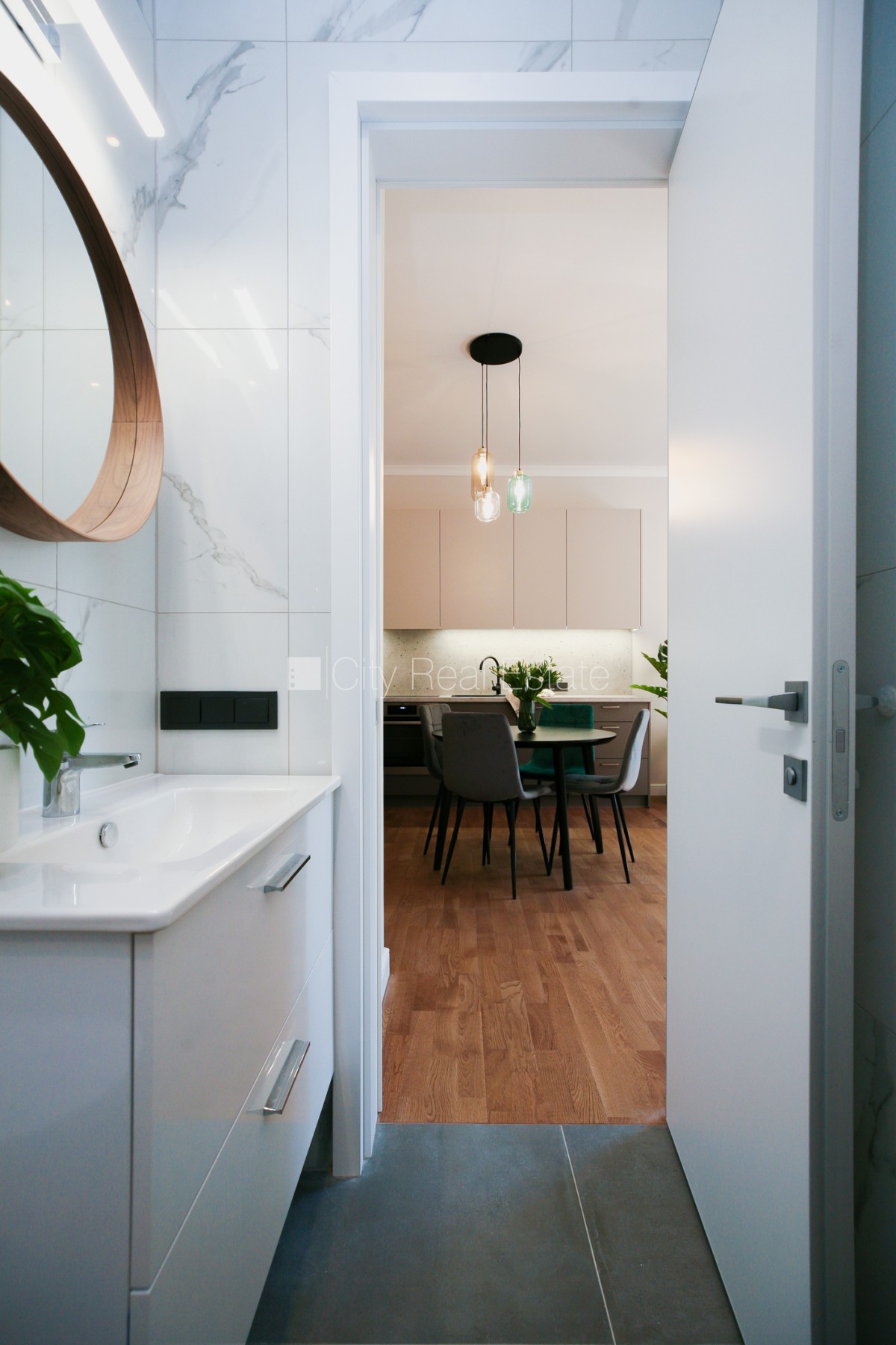 Sludinājumi. Renovēta māja, slēgts pagalms, dušas kabīne, dīvāns, divguļamā gulta, virtuves galds, krēsli, Cena: 750 EUR/mēn Foto #14