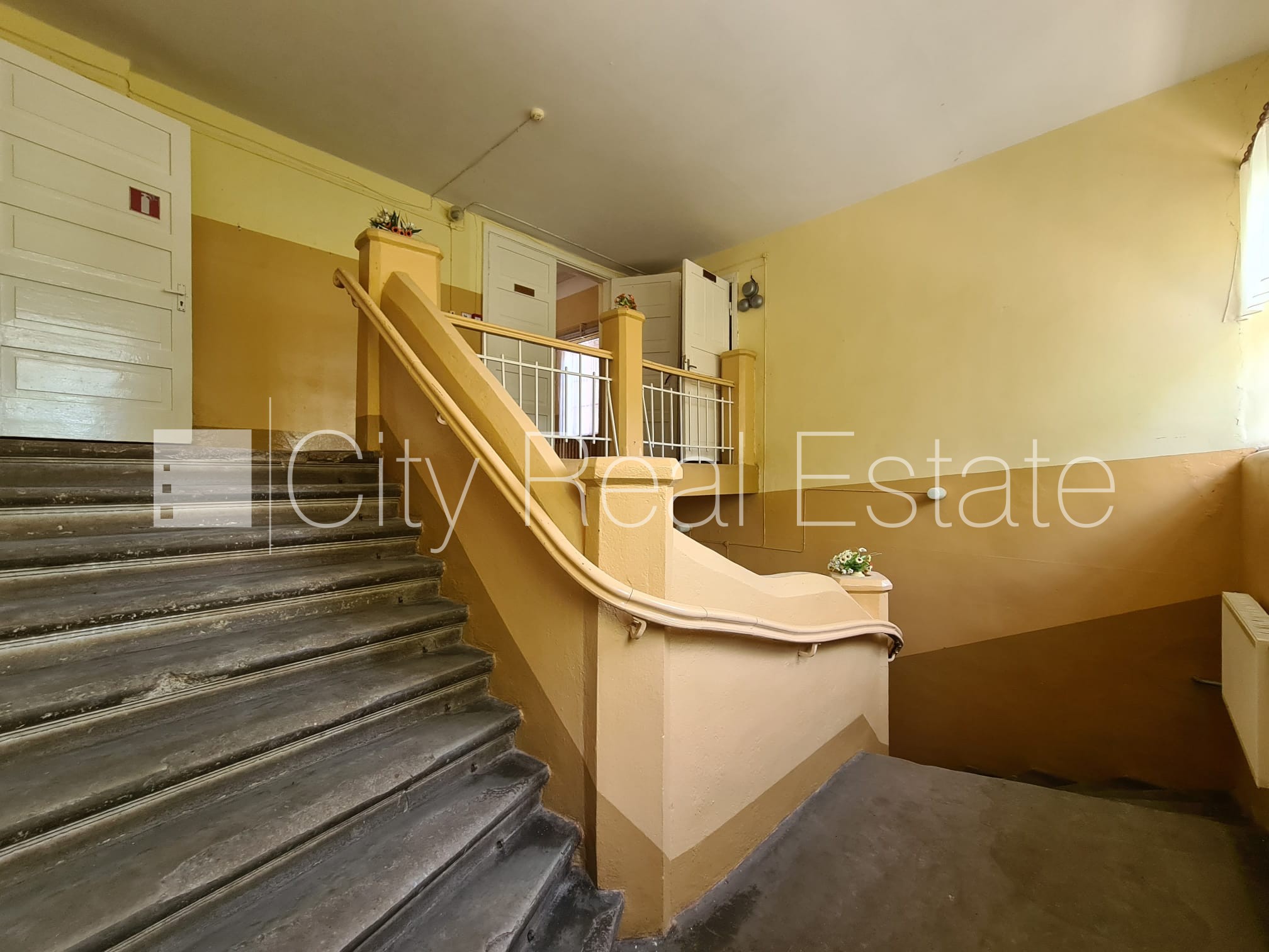 Sludinājumi. Labiekārtota apzaļumota teritorija, vieta vairākām automašīnām, teritorijas stāvlaukums noklāts ar Cena: 175000 EUR Foto #25