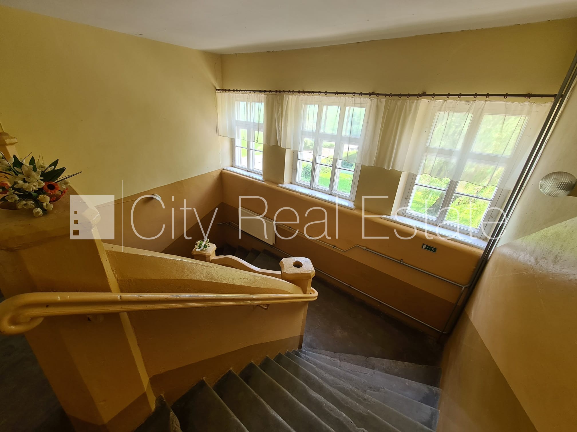 Sludinājumi. Labiekārtota apzaļumota teritorija, vieta vairākām automašīnām, teritorijas stāvlaukums noklāts ar Cena: 175000 EUR Foto #23