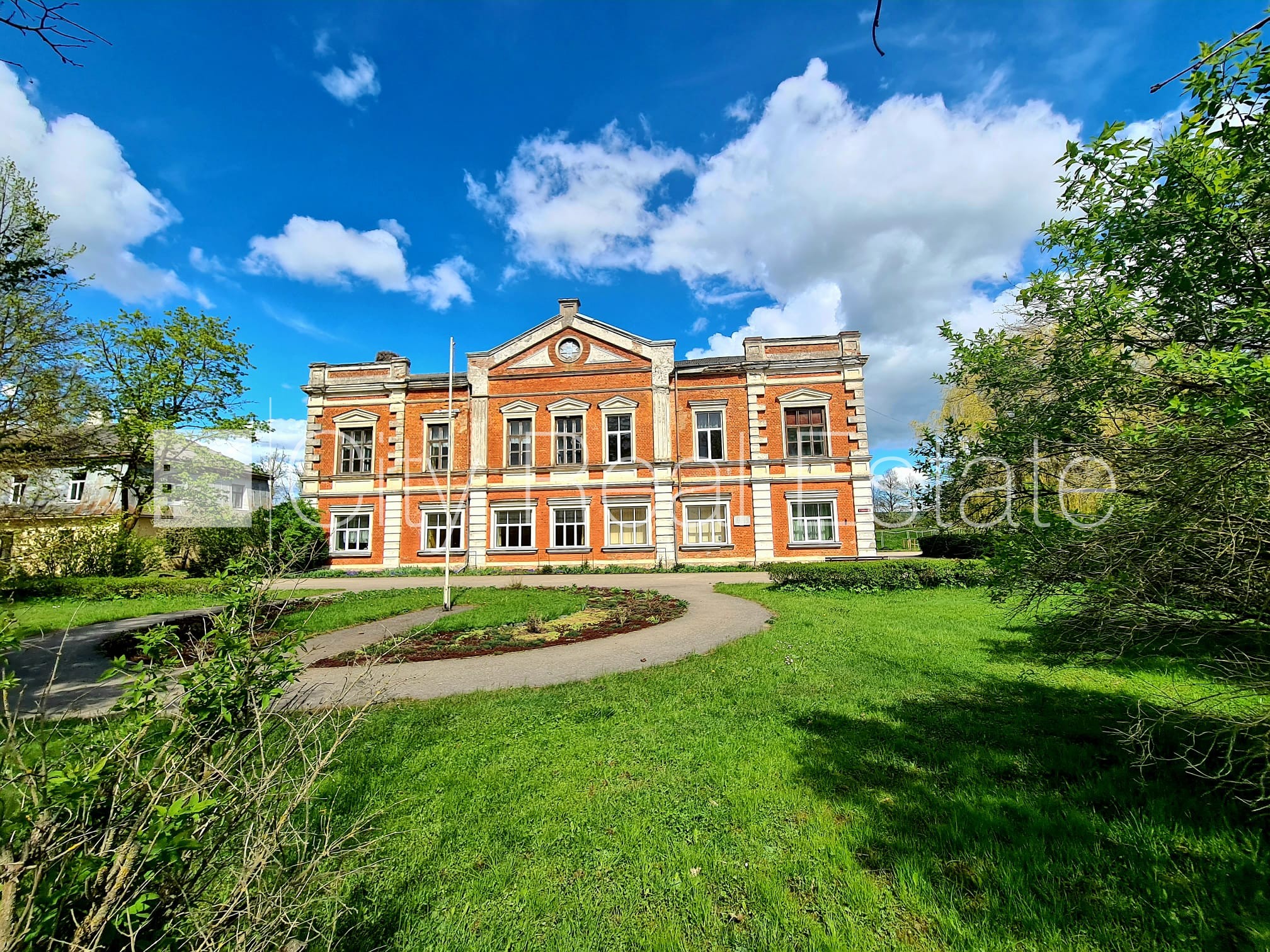 Sludinājumi. Labiekārtota apzaļumota teritorija, vieta vairākām automašīnām, teritorijas stāvlaukums noklāts ar Cena: 175000 EUR Foto #1