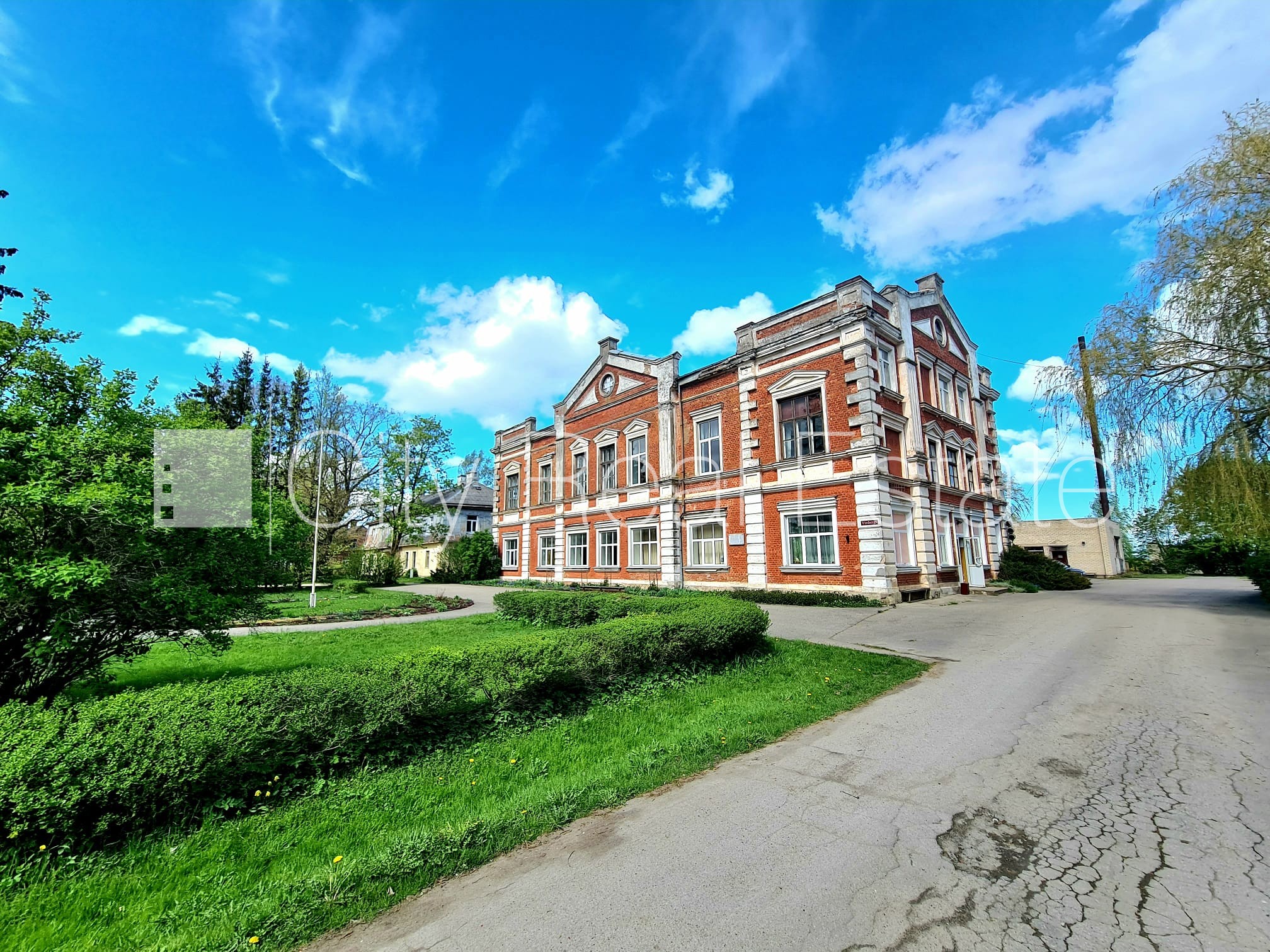 Sludinājumi. Labiekārtota apzaļumota teritorija, vieta vairākām automašīnām, teritorijas stāvlaukums noklāts ar Cena: 175000 EUR Foto #19