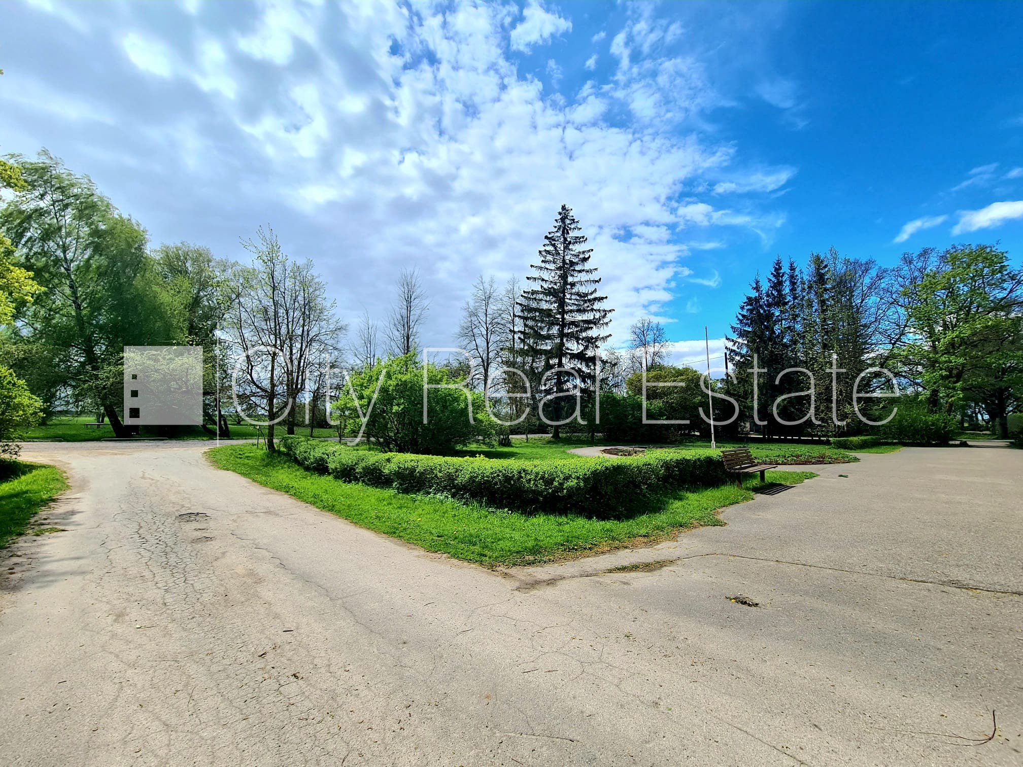 Sludinājumi. Labiekārtota apzaļumota teritorija, vieta vairākām automašīnām, teritorijas stāvlaukums noklāts ar Cena: 175000 EUR Foto #20