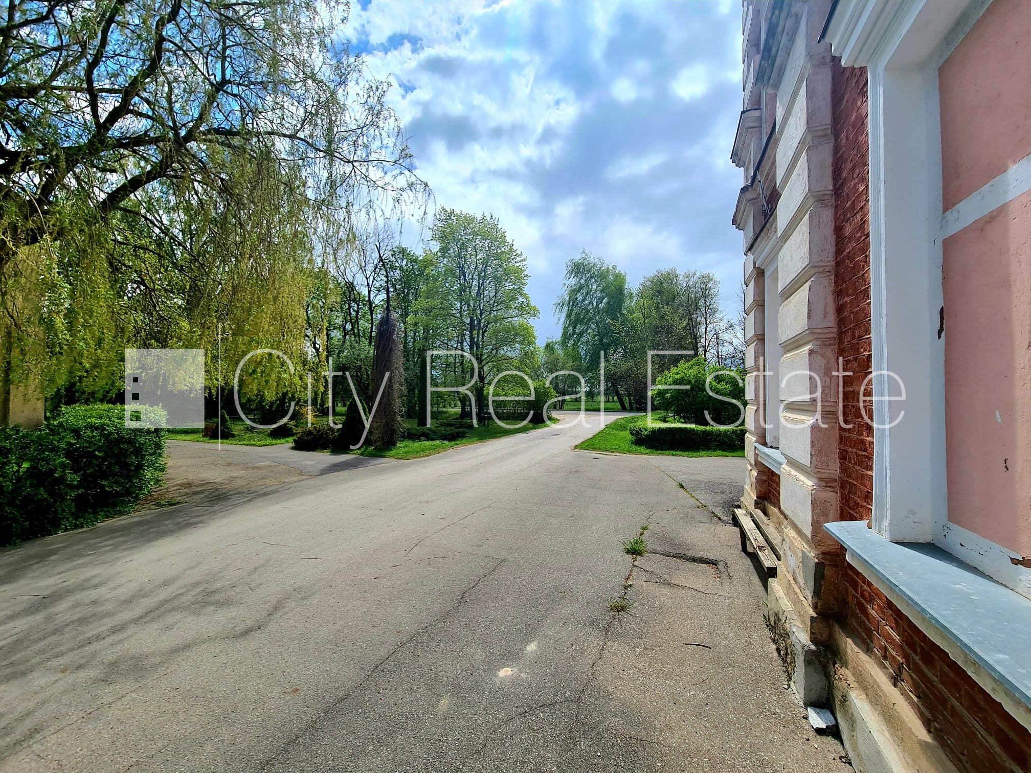 Sludinājumi. Labiekārtota apzaļumota teritorija, vieta vairākām automašīnām, teritorijas stāvlaukums noklāts ar Cena: 175000 EUR Foto #22