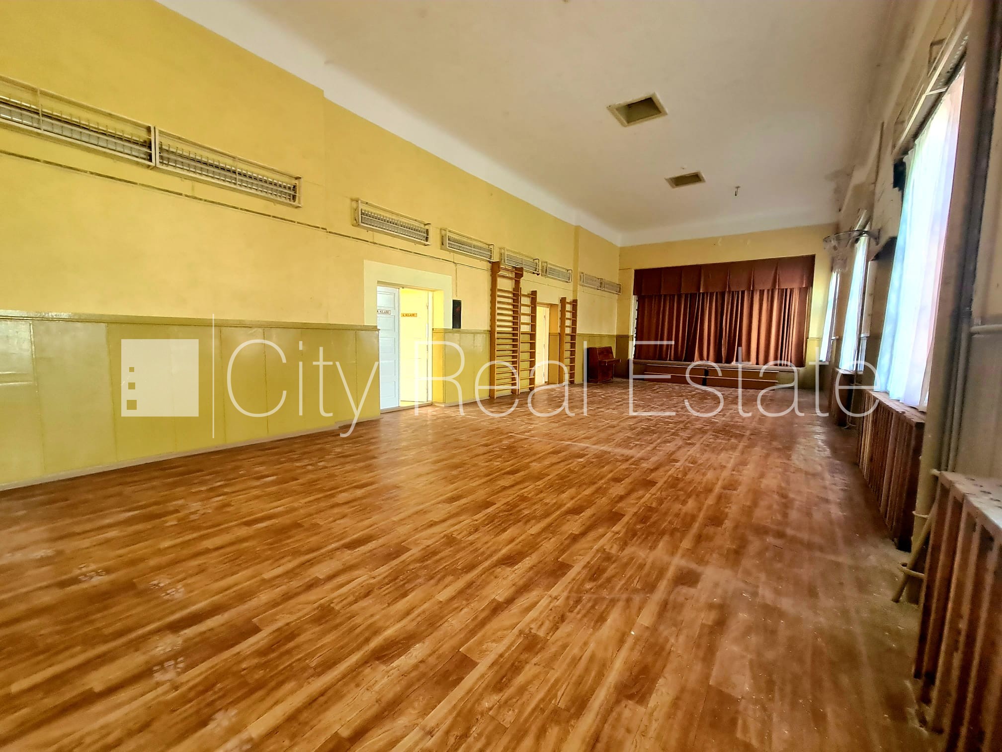 Sludinājumi. Labiekārtota apzaļumota teritorija, vieta vairākām automašīnām, teritorijas stāvlaukums noklāts ar Cena: 175000 EUR Foto #24