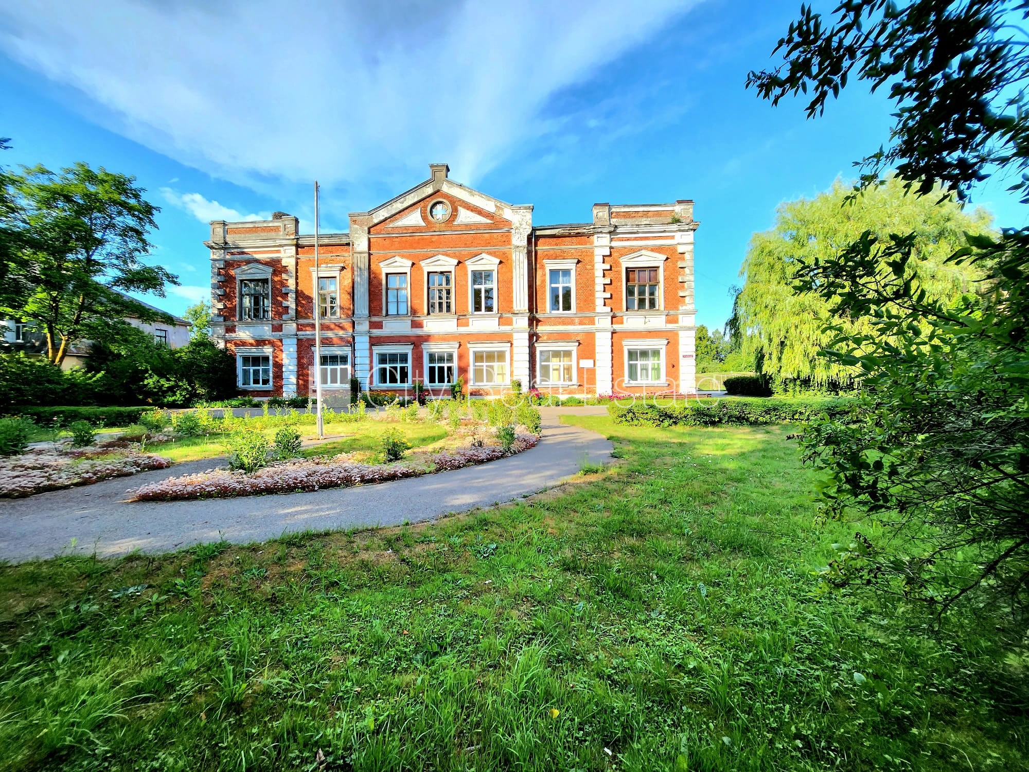 Sludinājumi. Labiekārtota apzaļumota teritorija, vieta vairākām automašīnām, teritorijas stāvlaukums noklāts ar Cena: 175000 EUR Foto #3