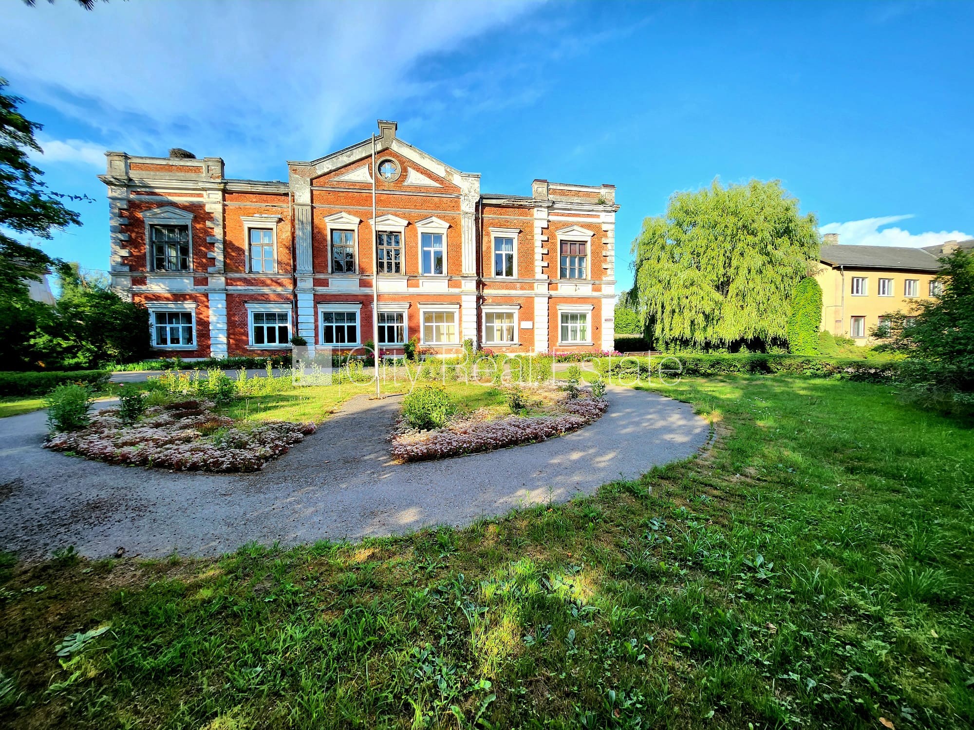 Sludinājumi. Labiekārtota apzaļumota teritorija, vieta vairākām automašīnām, teritorijas stāvlaukums noklāts ar Cena: 175000 EUR Foto #18