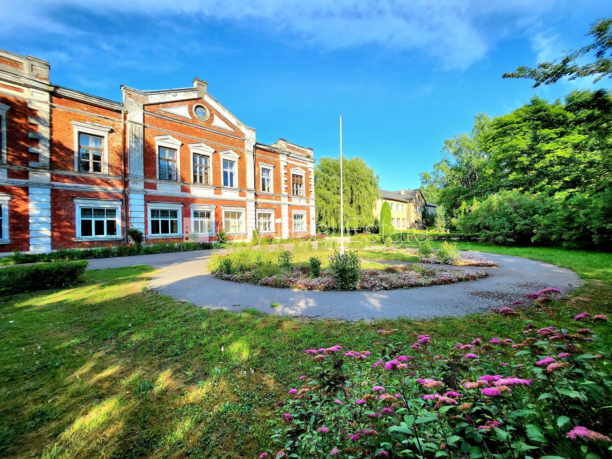 Sludinājumi. Labiekārtota apzaļumota teritorija, vieta vairākām automašīnām, teritorijas stāvlaukums noklāts ar Cena: 175000 EUR Foto #2