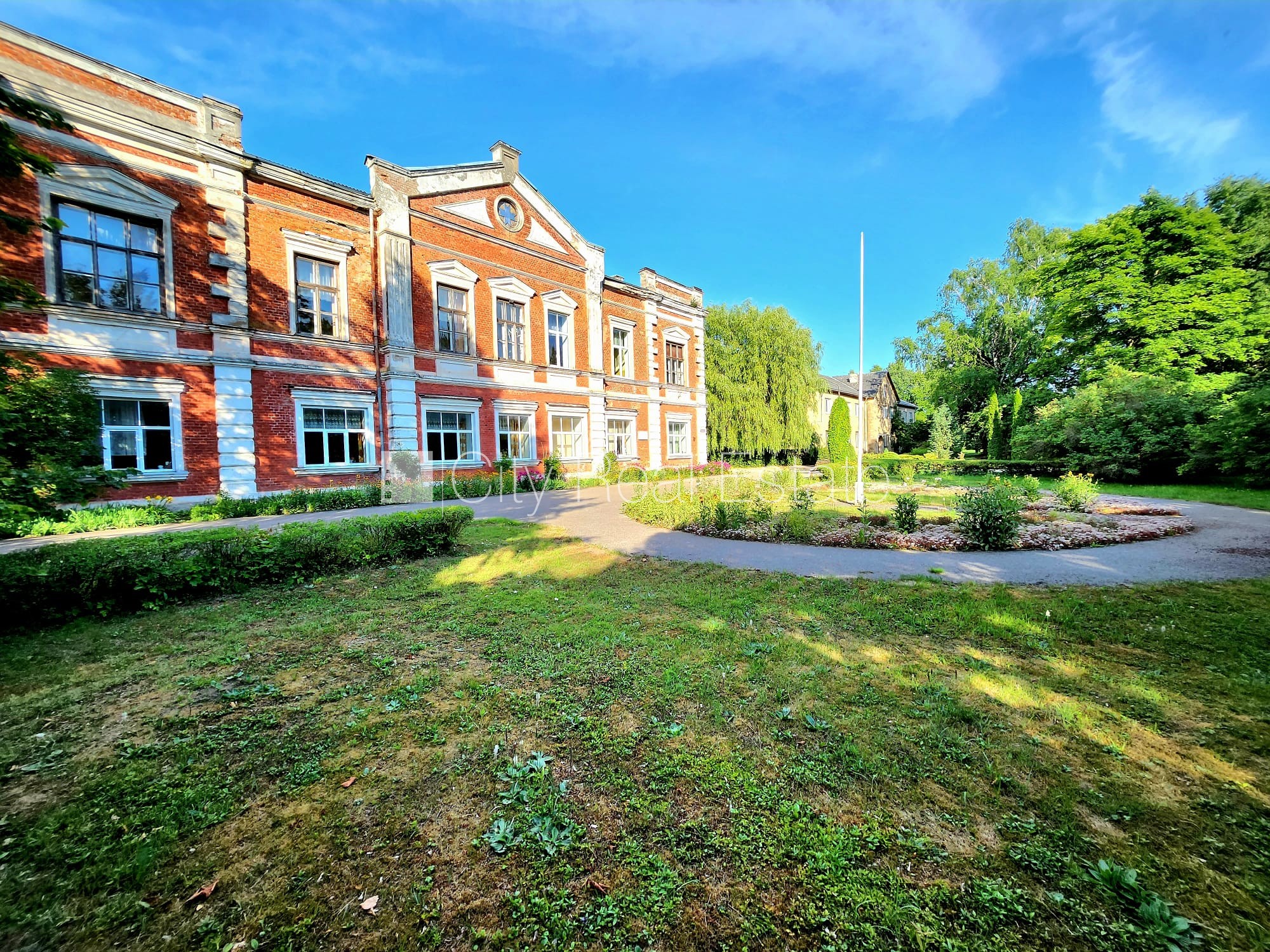 Sludinājumi. Labiekārtota apzaļumota teritorija, vieta vairākām automašīnām, teritorijas stāvlaukums noklāts ar Cena: 175000 EUR Foto #4