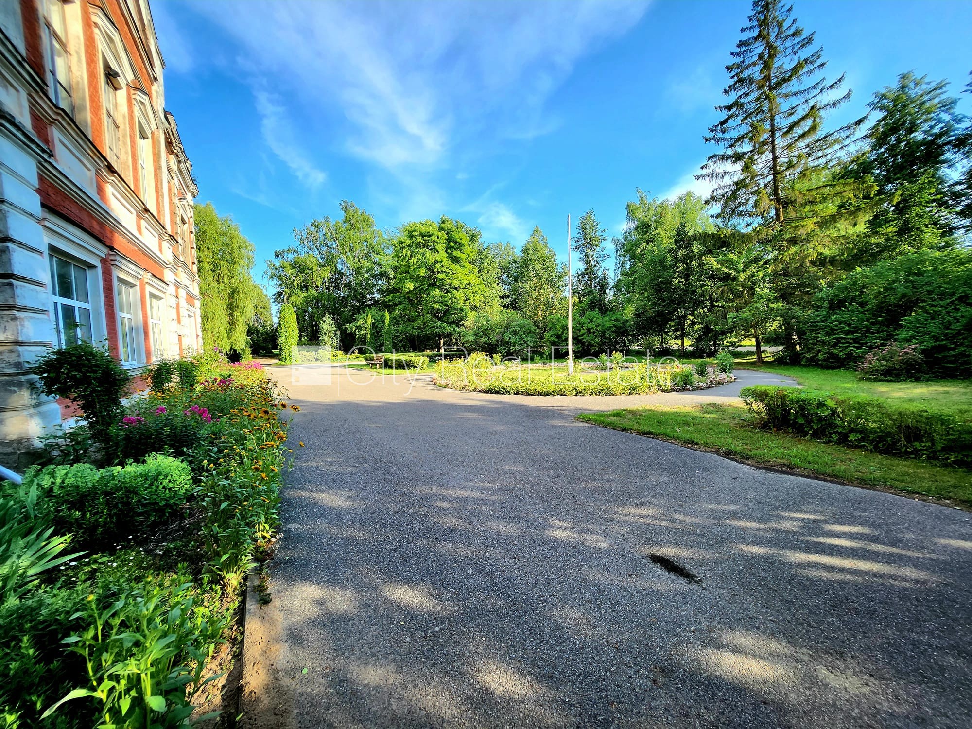 Sludinājumi. Labiekārtota apzaļumota teritorija, vieta vairākām automašīnām, teritorijas stāvlaukums noklāts ar Cena: 175000 EUR Foto #12