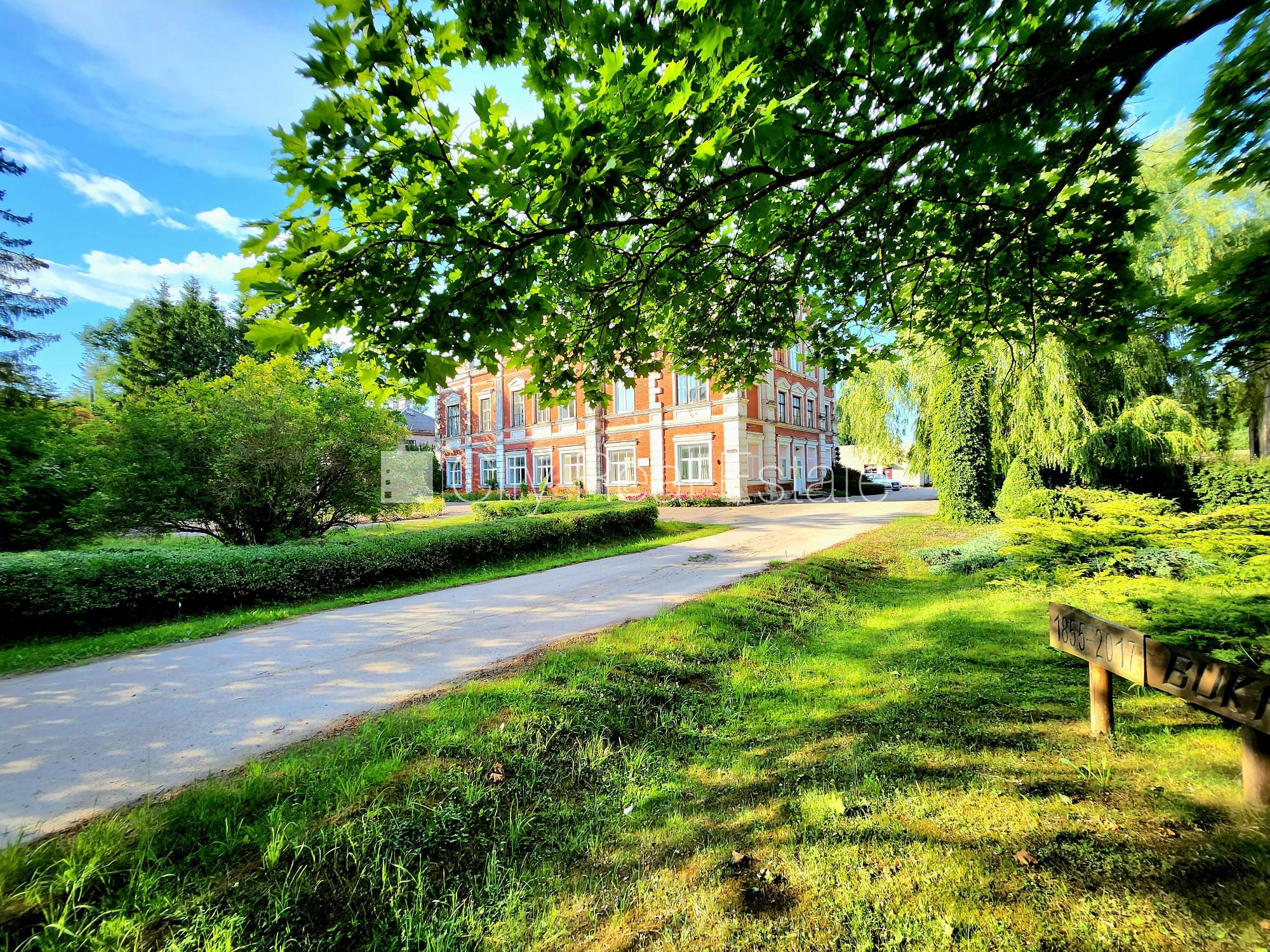 Sludinājumi. Labiekārtota apzaļumota teritorija, vieta vairākām automašīnām, teritorijas stāvlaukums noklāts ar Cena: 175000 EUR Foto #8