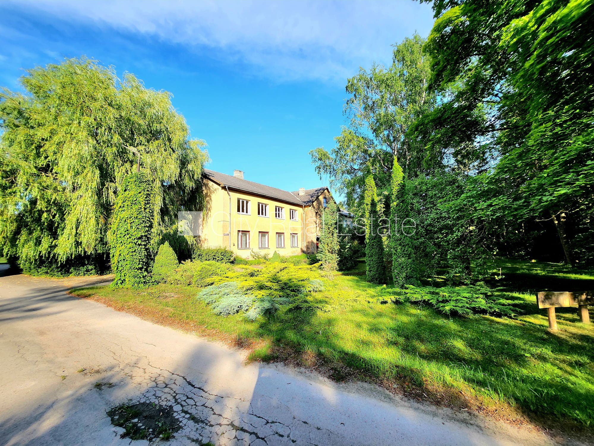 Sludinājumi. Labiekārtota apzaļumota teritorija, vieta vairākām automašīnām, teritorijas stāvlaukums noklāts ar Cena: 175000 EUR Foto #6