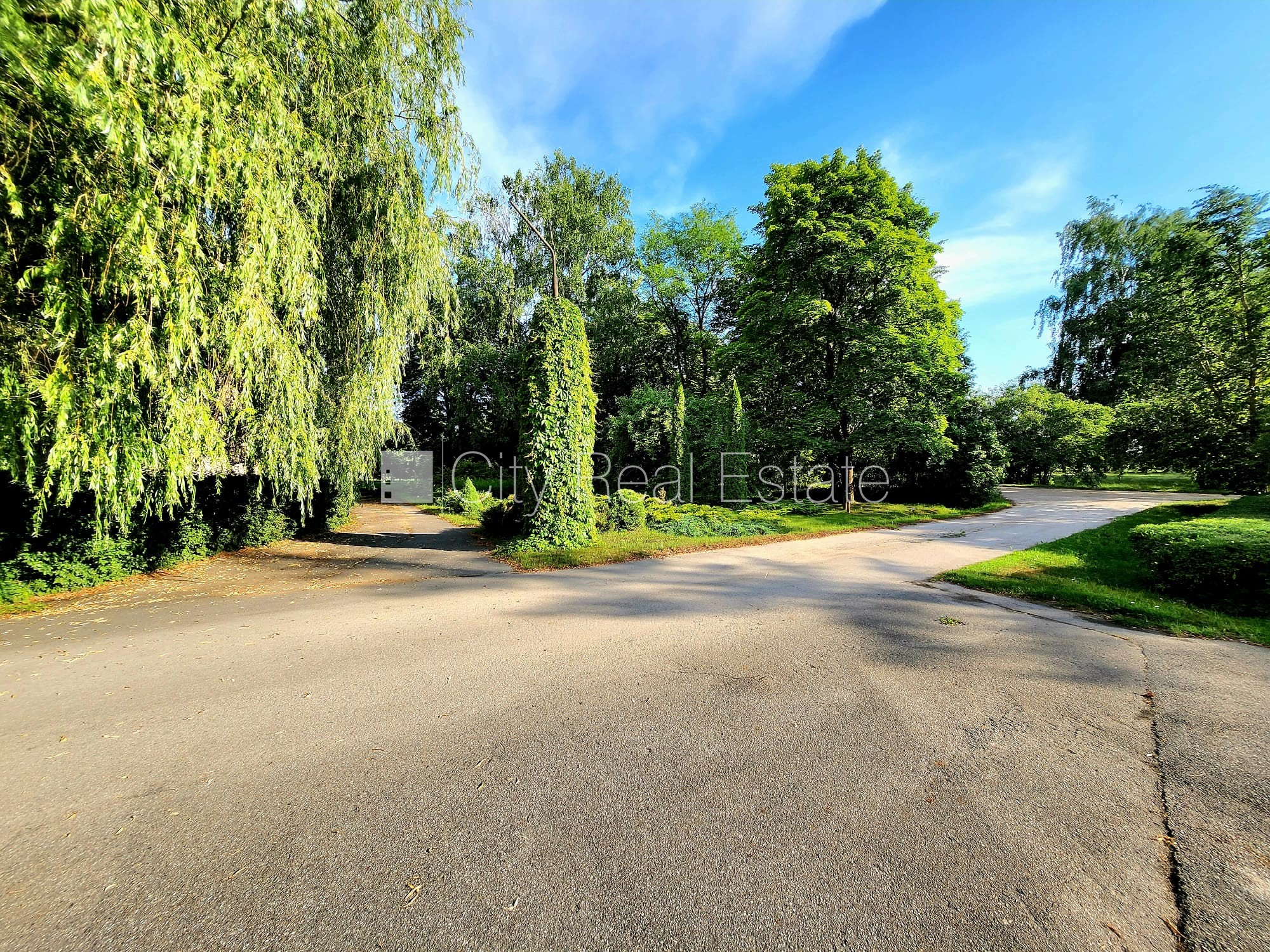 Sludinājumi. Labiekārtota apzaļumota teritorija, vieta vairākām automašīnām, teritorijas stāvlaukums noklāts ar Cena: 175000 EUR Foto #9