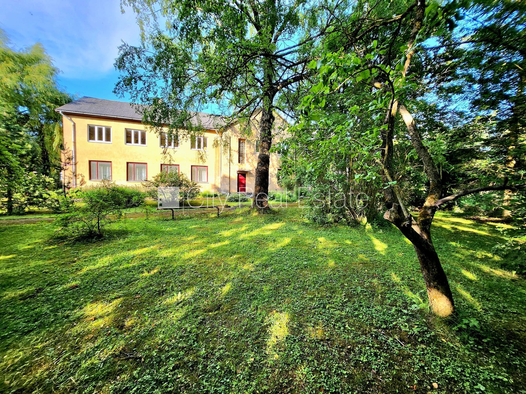 Sludinājumi. Labiekārtota apzaļumota teritorija, vieta vairākām automašīnām, teritorijas stāvlaukums noklāts ar Cena: 175000 EUR Foto #10