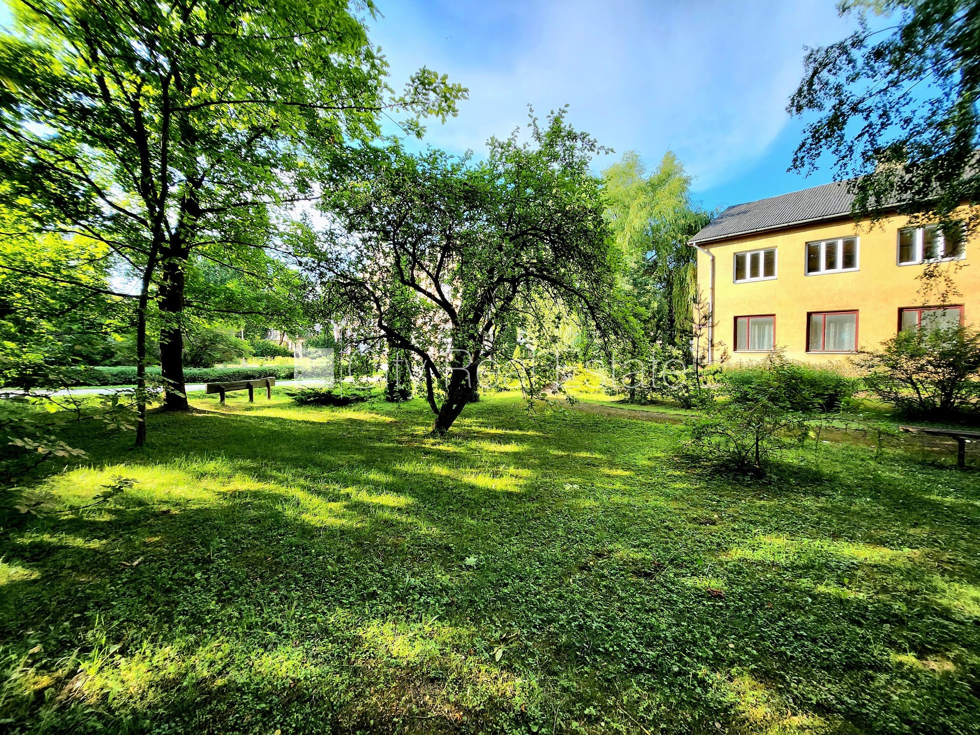 Sludinājumi. Labiekārtota apzaļumota teritorija, vieta vairākām automašīnām, teritorijas stāvlaukums noklāts ar Cena: 175000 EUR Foto #11