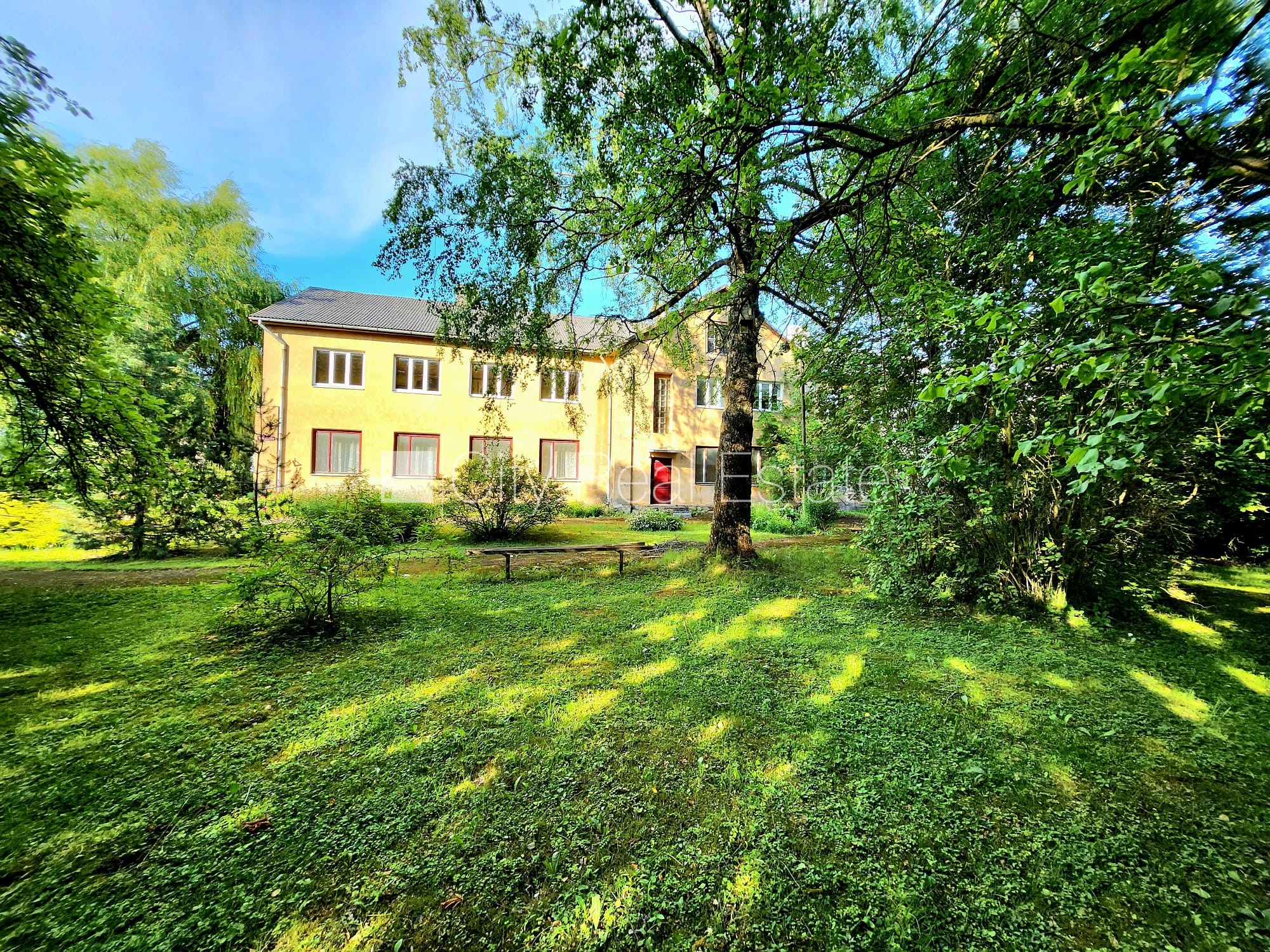 Sludinājumi. Labiekārtota apzaļumota teritorija, vieta vairākām automašīnām, teritorijas stāvlaukums noklāts ar Cena: 175000 EUR Foto #13