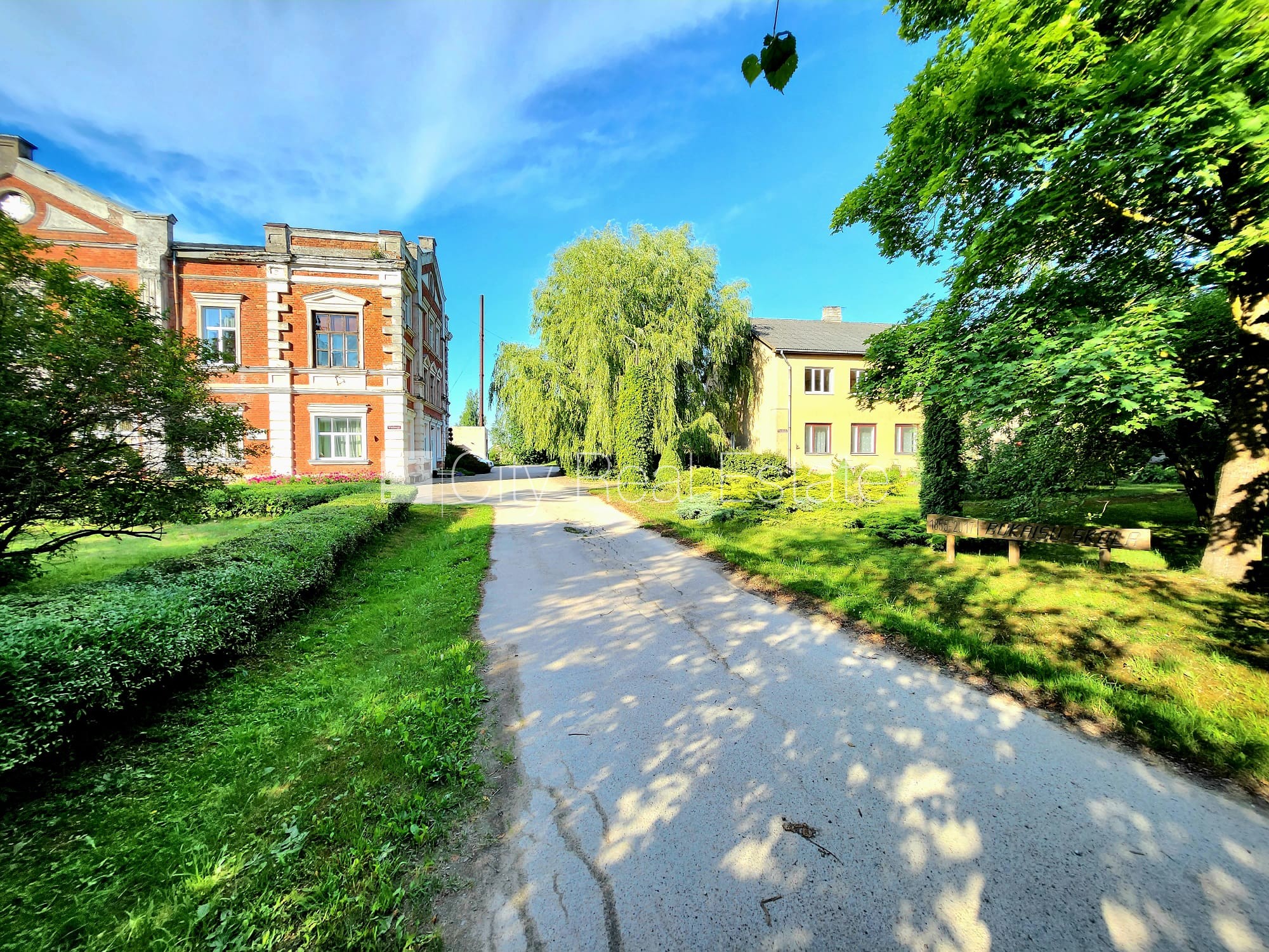 Sludinājumi. Labiekārtota apzaļumota teritorija, vieta vairākām automašīnām, teritorijas stāvlaukums noklāts ar Cena: 175000 EUR Foto #17