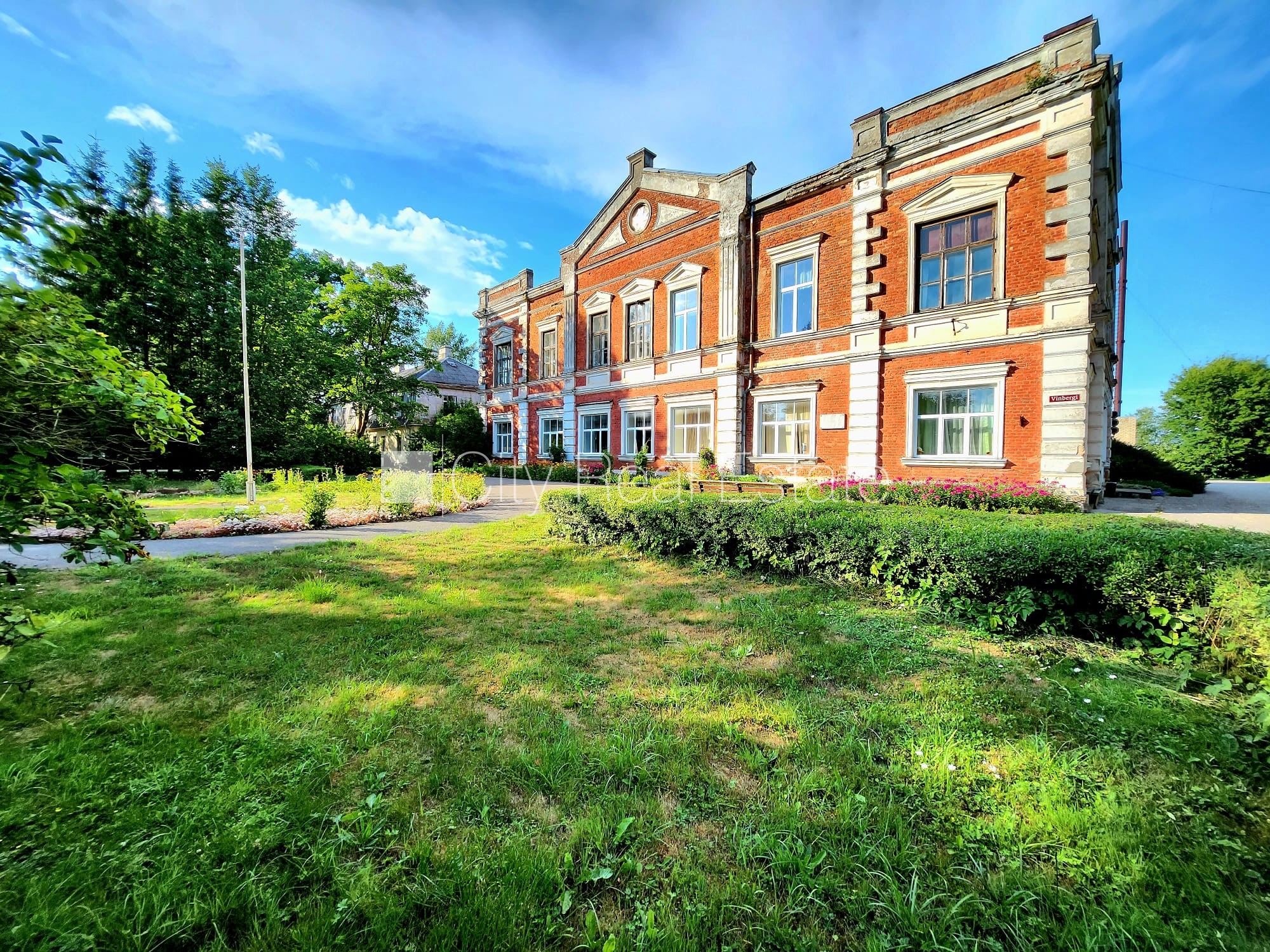 Sludinājumi. Labiekārtota apzaļumota teritorija, vieta vairākām automašīnām, teritorijas stāvlaukums noklāts ar Cena: 175000 EUR Foto #14