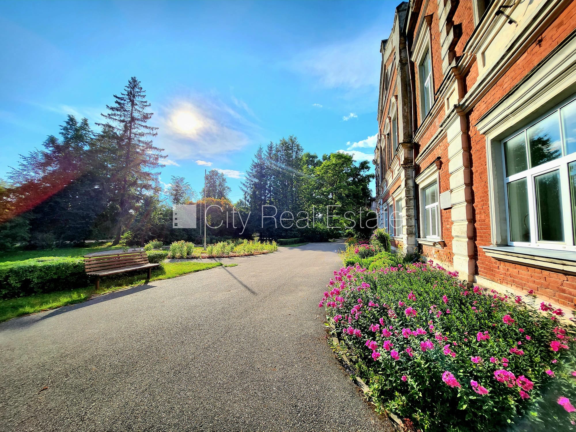 Sludinājumi. Labiekārtota apzaļumota teritorija, vieta vairākām automašīnām, teritorijas stāvlaukums noklāts ar Cena: 175000 EUR Foto #16