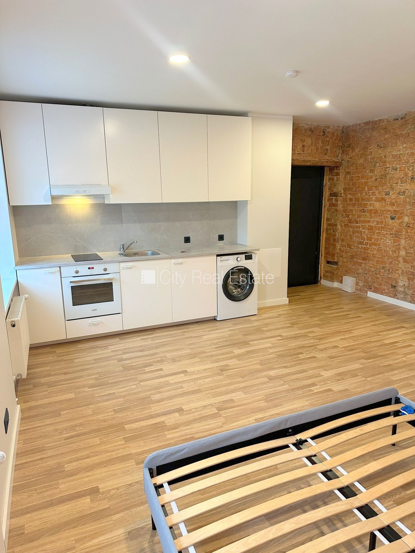 Sludinājumi. Pagalma ēka, renovēta māja, slēgts pagalms, ieeja no ielas un pagalma, kāpņu telpa pēc kosmētiskā Cena: 380 EUR/mēn Foto #1