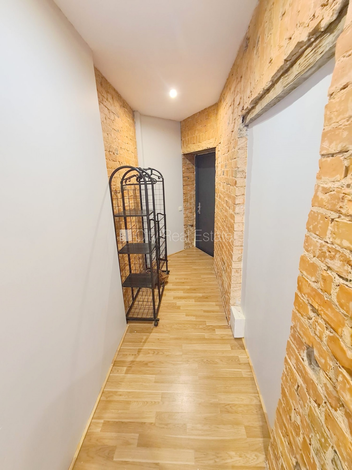 Sludinājumi. Pagalma ēka, renovēta māja, slēgts pagalms, ieeja no ielas un pagalma, kāpņu telpa pēc kosmētiskā Cena: 380 EUR/mēn Foto #5