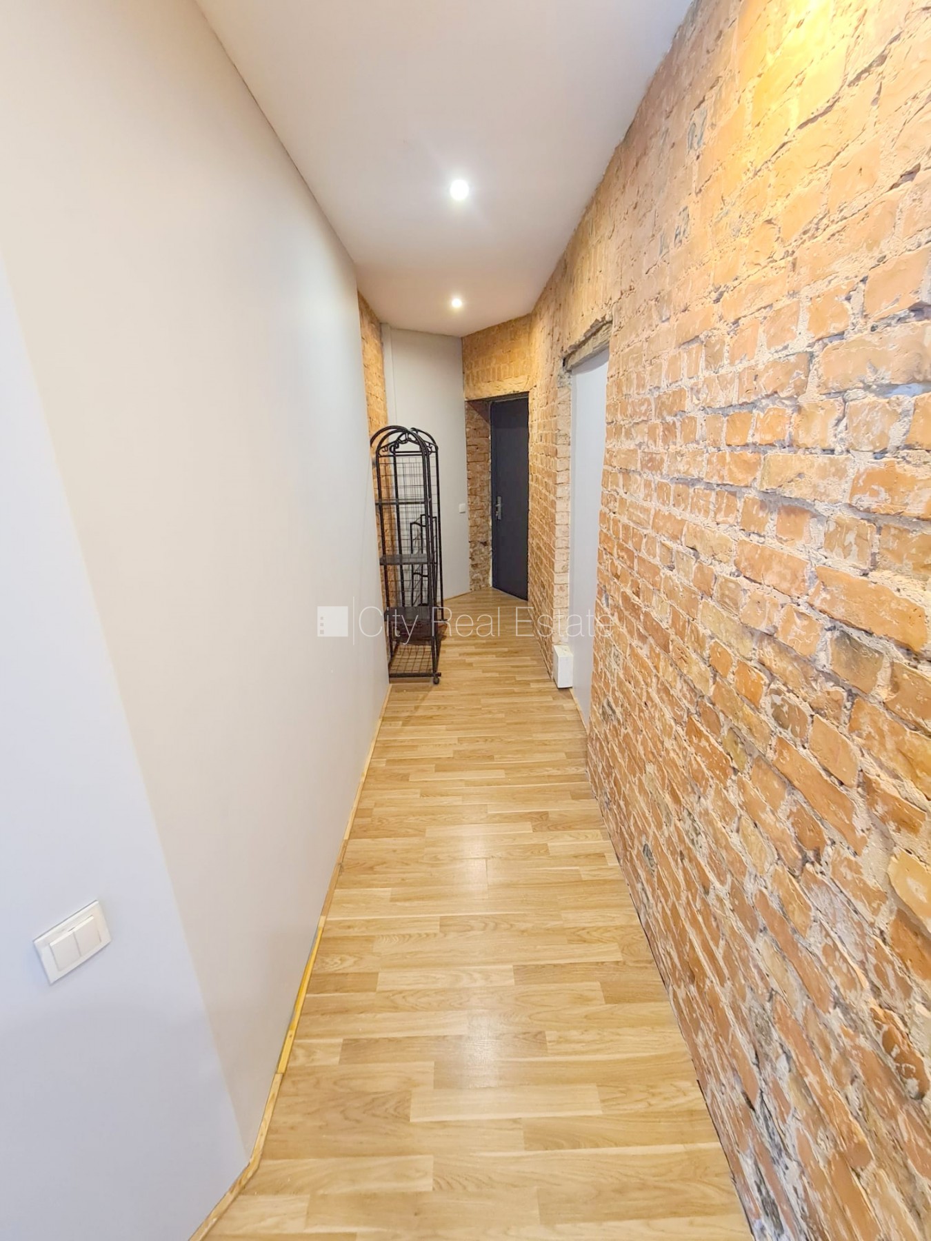 Sludinājumi. Pagalma ēka, renovēta māja, slēgts pagalms, ieeja no ielas un pagalma, kāpņu telpa pēc kosmētiskā Cena: 380 EUR/mēn Foto #6