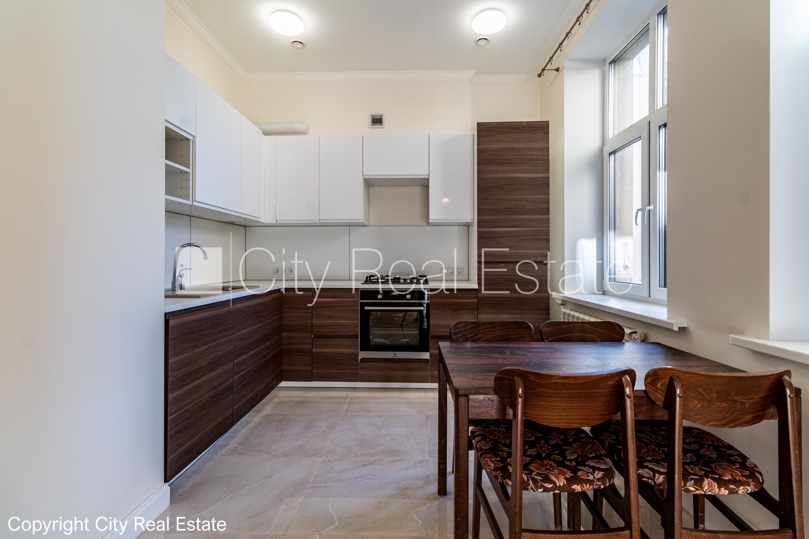 Sludinājumi. Zeme īpašumā, fasādes māja, renovēta māja, dzīvokļu skaits ēkā  10 gab., mainīts Jumta segums, Cena: 225000 EUR Foto #1