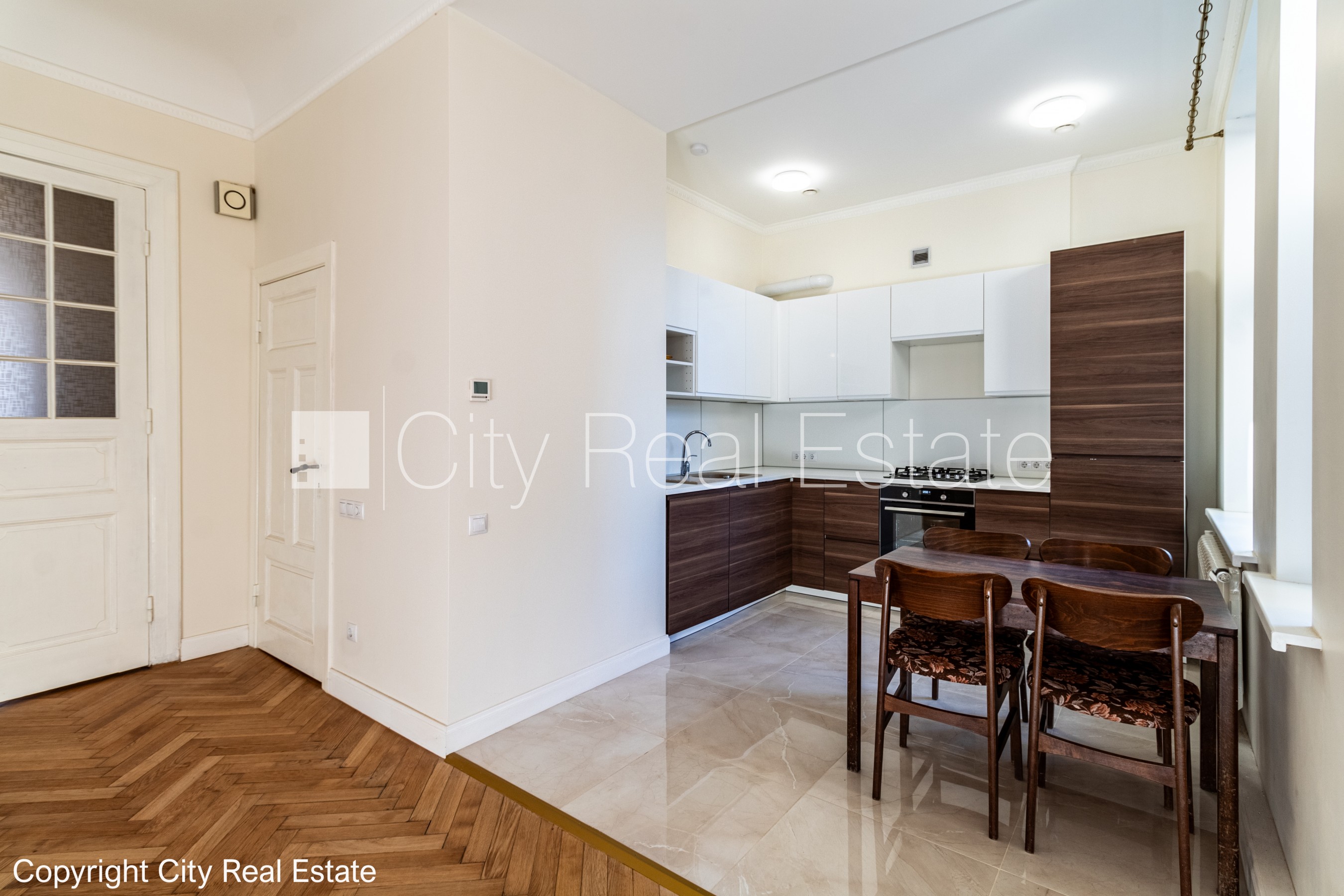 Sludinājumi. Zeme īpašumā, fasādes māja, renovēta māja, dzīvokļu skaits ēkā  10 gab., mainīts Jumta segums, Cena: 225000 EUR Foto #3