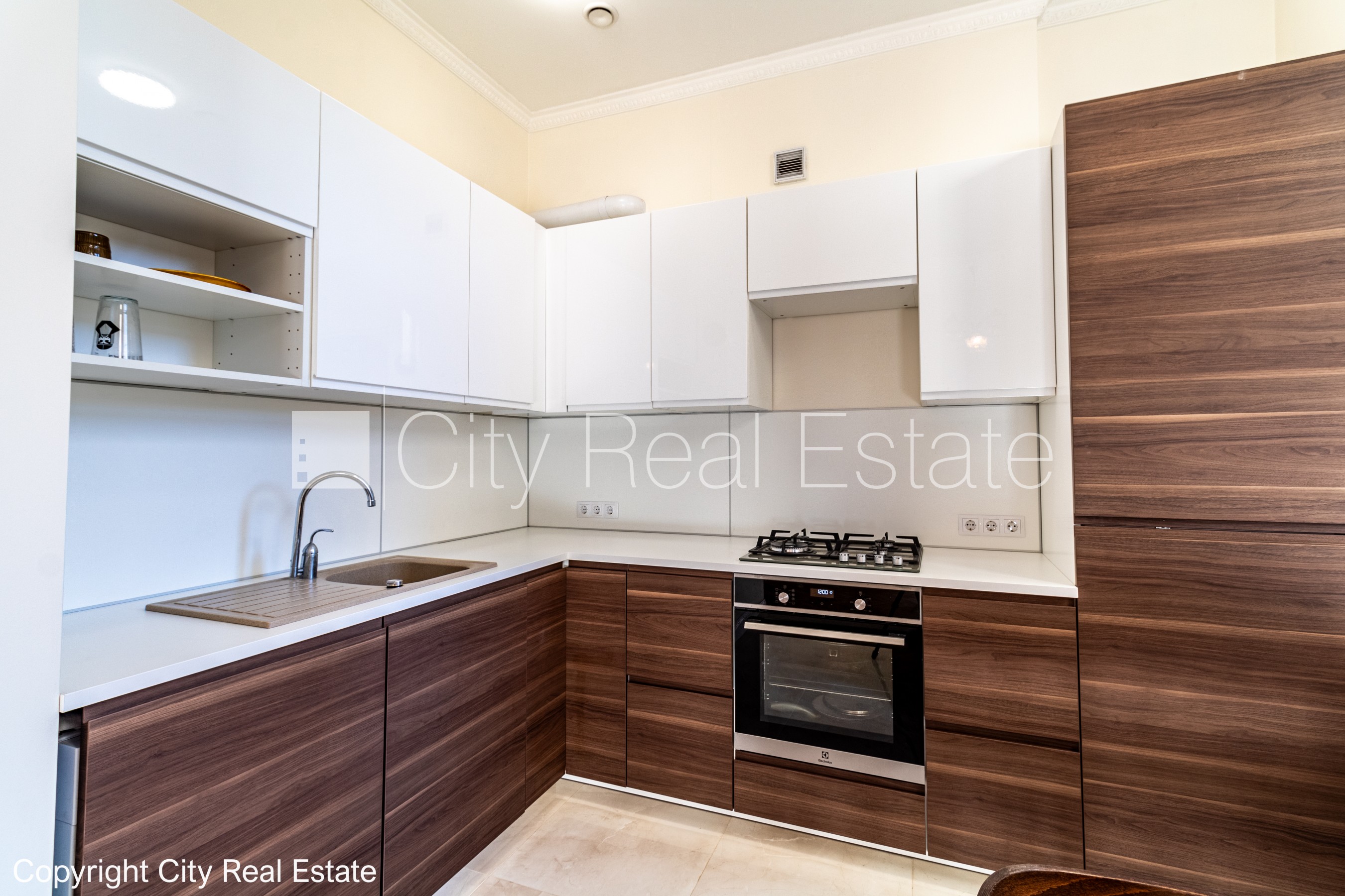 Sludinājumi. Zeme īpašumā, fasādes māja, renovēta māja, dzīvokļu skaits ēkā  10 gab., mainīts Jumta segums, Cena: 225000 EUR Foto #2