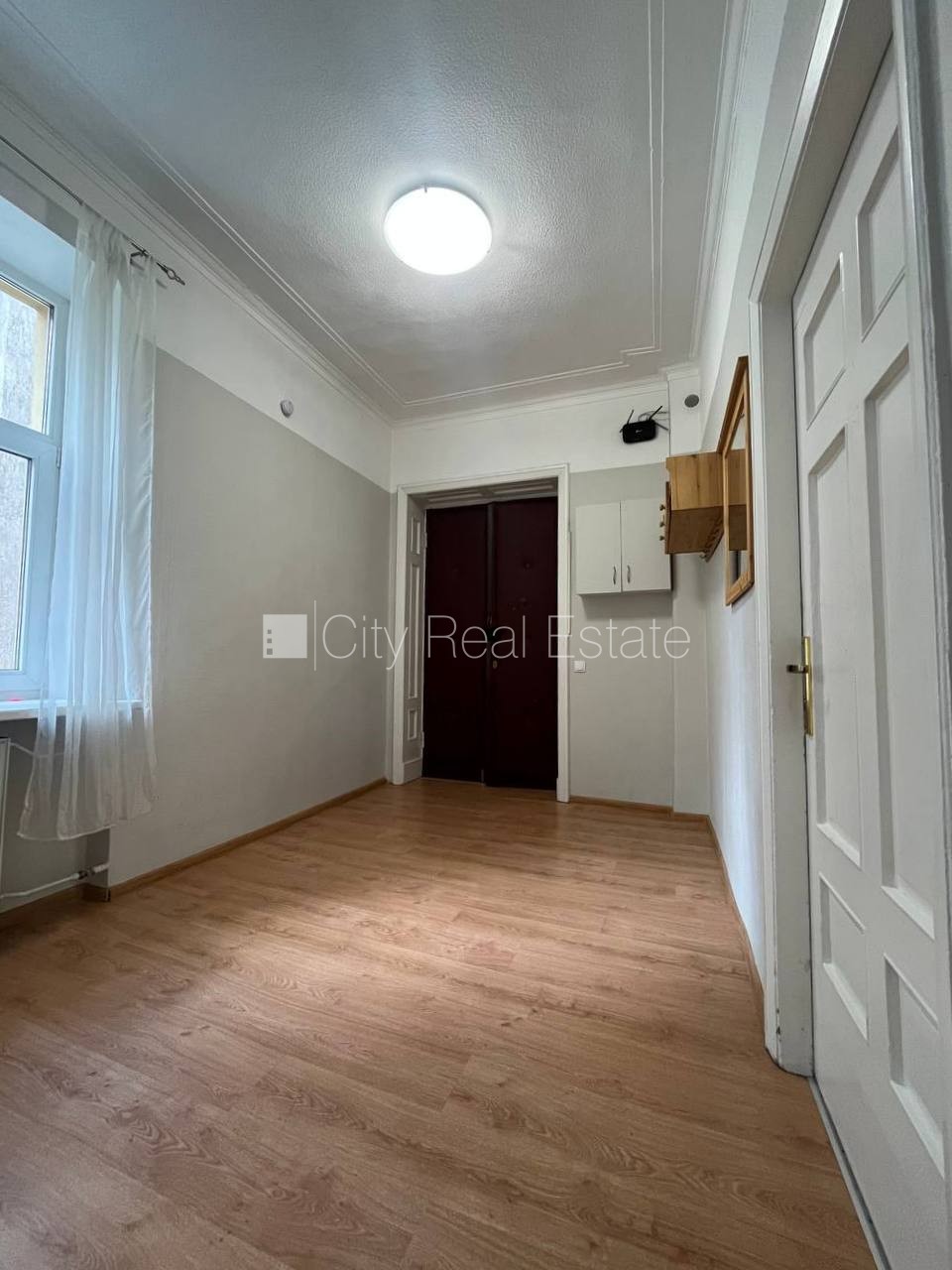 Sludinājumi. Ir lifts, logi vērsti mājas abās pusēs, centrālā apkure, sanitārais mezgls atsevišķs, vanna, Cena: 1050 EUR/mēn Foto #6