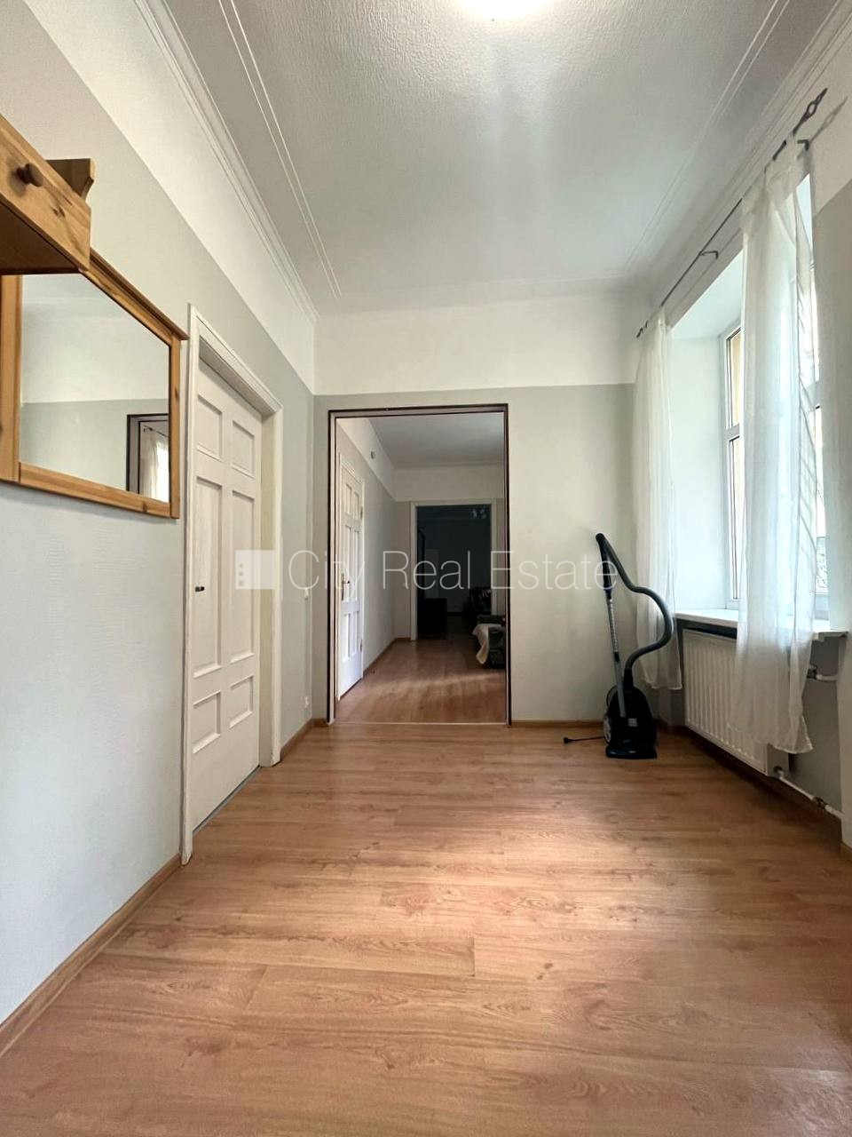 Sludinājumi. Ir lifts, logi vērsti mājas abās pusēs, centrālā apkure, sanitārais mezgls atsevišķs, vanna, Cena: 1050 EUR/mēn Foto #8