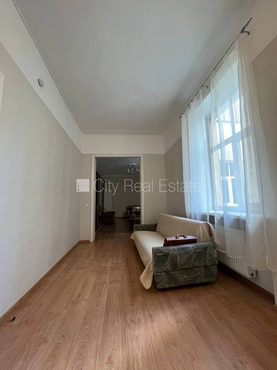 Sludinājumi. Ir lifts, logi vērsti mājas abās pusēs, centrālā apkure, sanitārais mezgls atsevišķs, vanna, Cena: 1050 EUR/mēn Foto #9