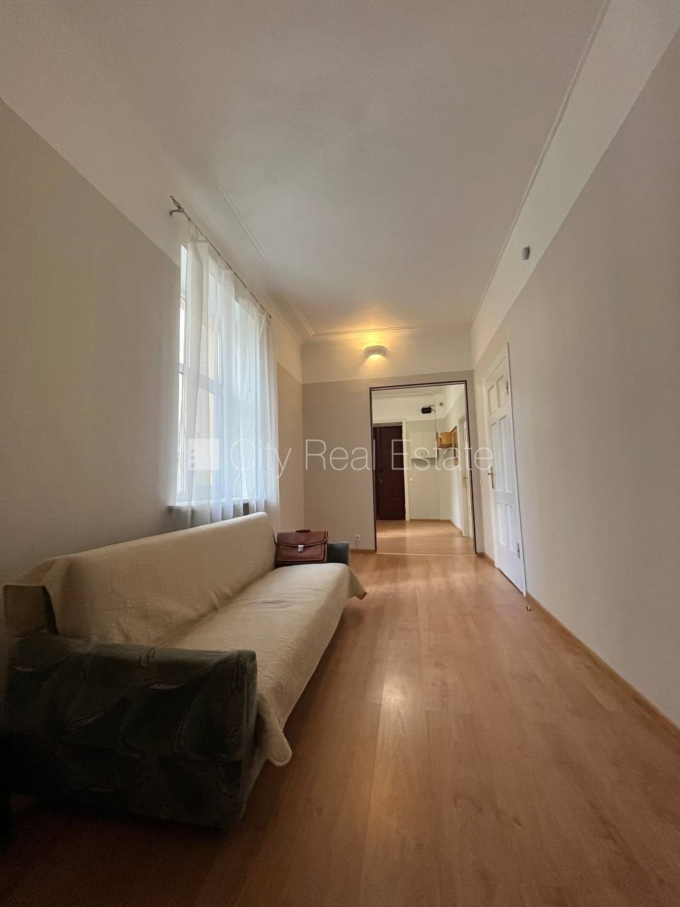 Sludinājumi. Ir lifts, logi vērsti mājas abās pusēs, centrālā apkure, sanitārais mezgls atsevišķs, vanna, Cena: 1050 EUR/mēn Foto #10