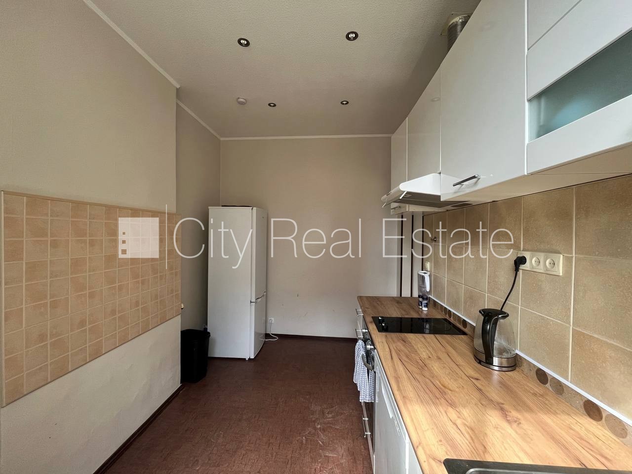 Sludinājumi. Ir lifts, logi vērsti mājas abās pusēs, centrālā apkure, sanitārais mezgls atsevišķs, vanna, Cena: 1050 EUR/mēn Foto #14