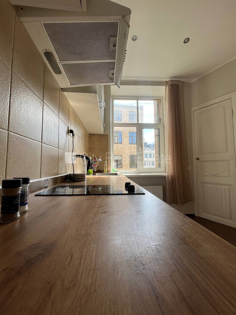 Sludinājumi. Ir lifts, logi vērsti mājas abās pusēs, centrālā apkure, sanitārais mezgls atsevišķs, vanna, Cena: 1050 EUR/mēn Foto #15