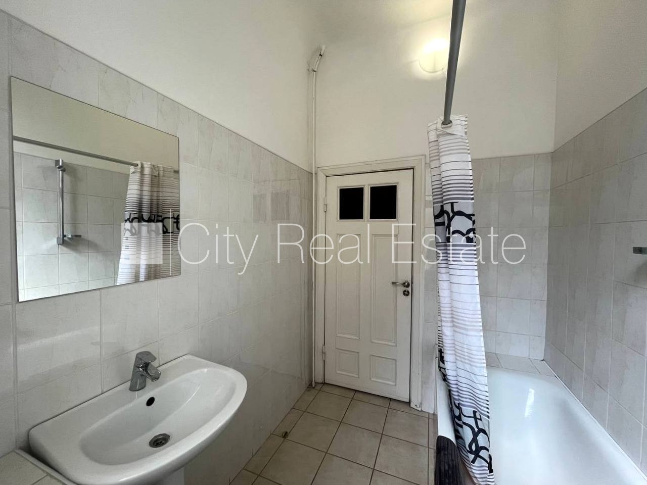 Sludinājumi. Ir lifts, logi vērsti mājas abās pusēs, centrālā apkure, sanitārais mezgls atsevišķs, vanna, Cena: 1050 EUR/mēn Foto #18