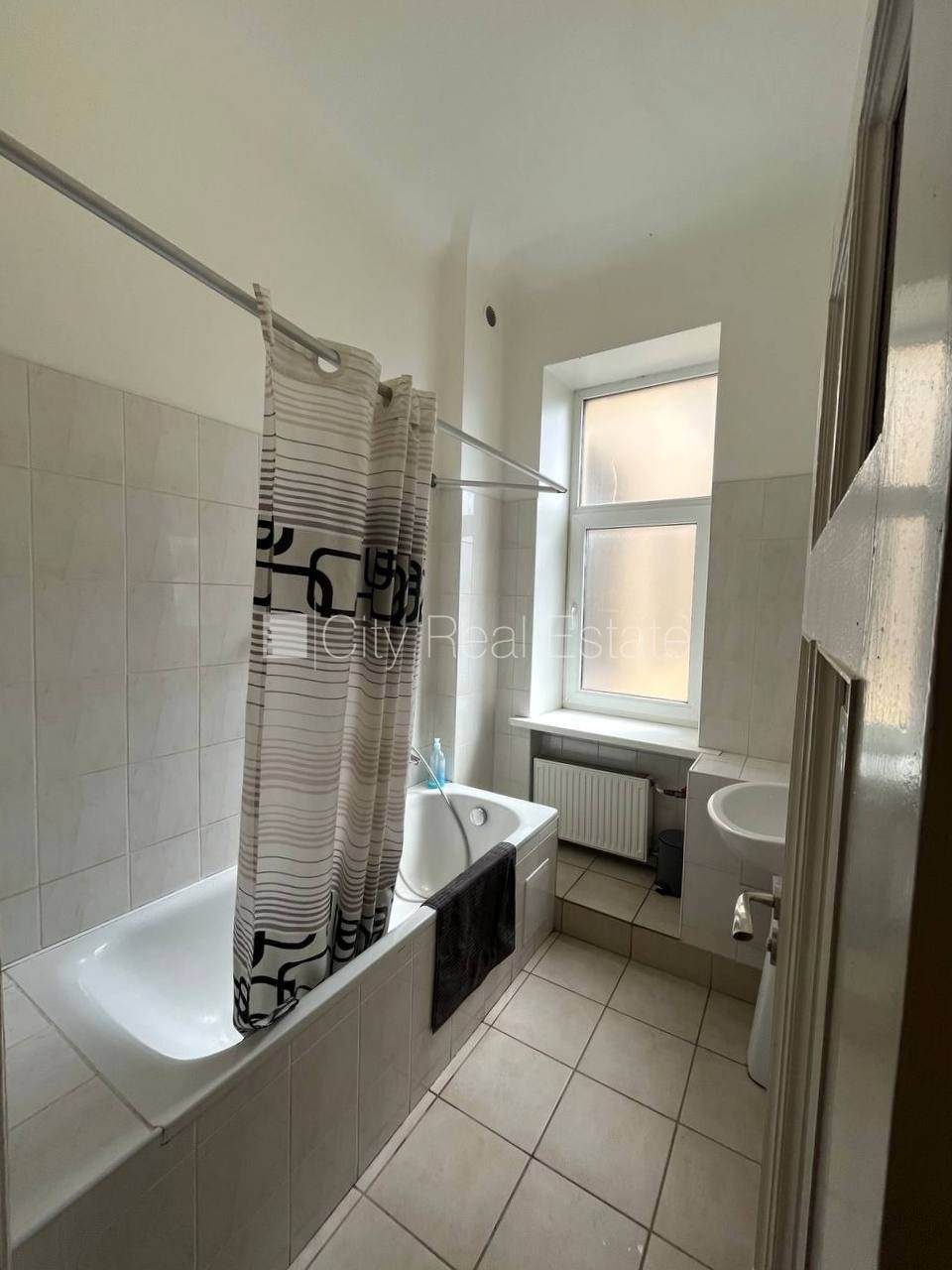 Sludinājumi. Ir lifts, logi vērsti mājas abās pusēs, centrālā apkure, sanitārais mezgls atsevišķs, vanna, Cena: 1050 EUR/mēn Foto #17