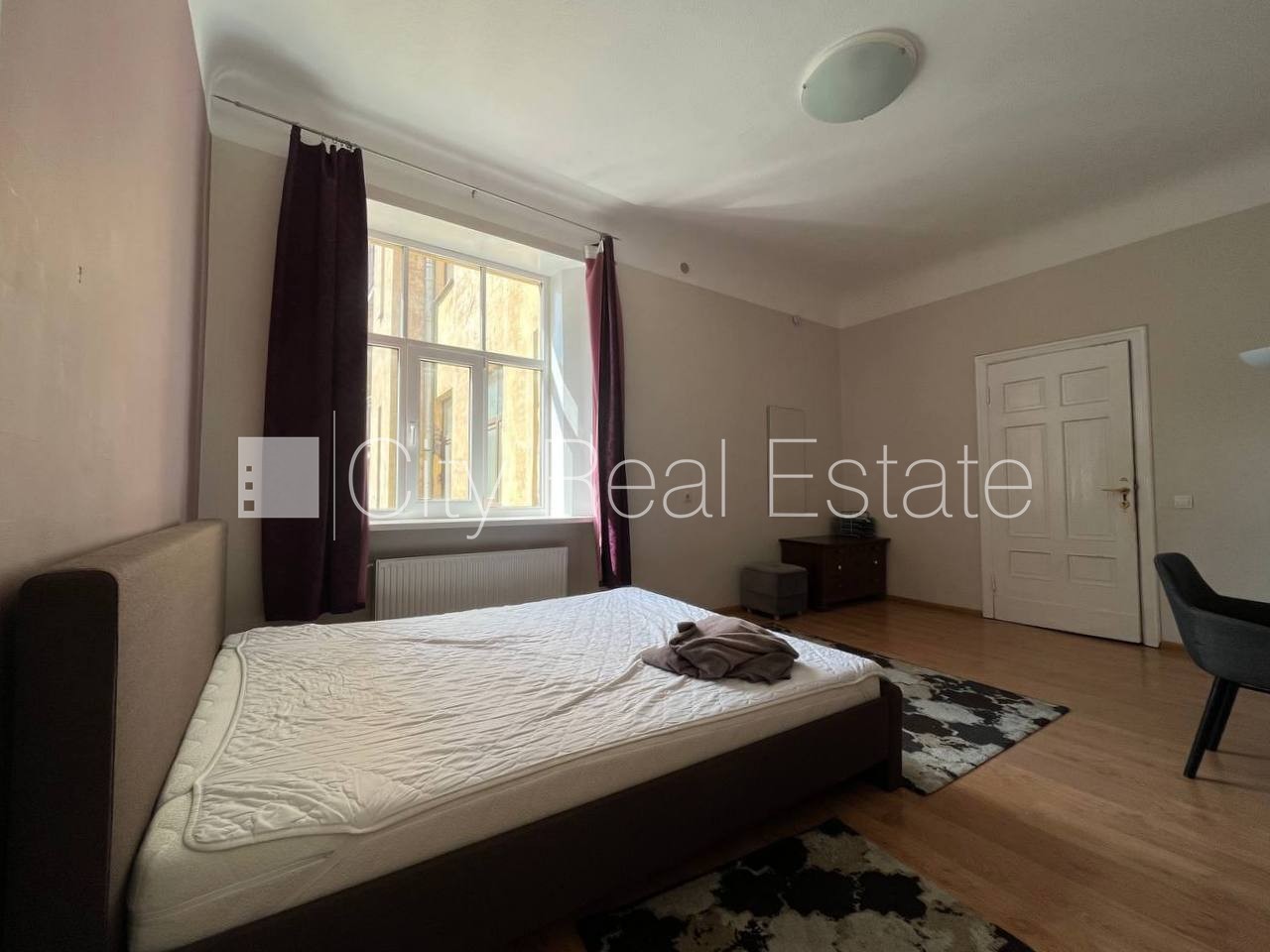 Sludinājumi. Ir lifts, logi vērsti mājas abās pusēs, centrālā apkure, sanitārais mezgls atsevišķs, vanna, Cena: 1050 EUR/mēn Foto #2